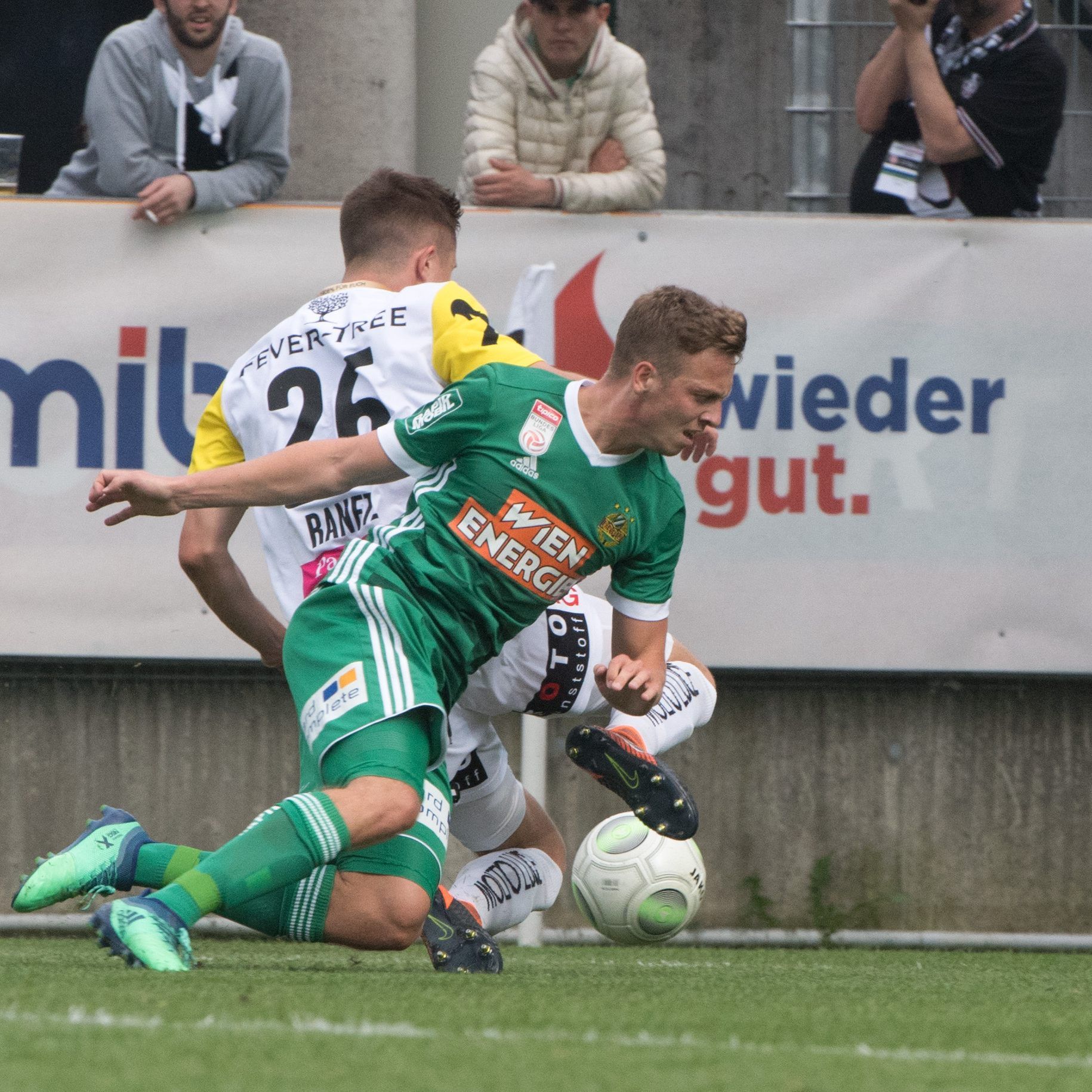 Philipp Schobesberger könnte wegen einer Hüftverletzung operiert werden müssen.