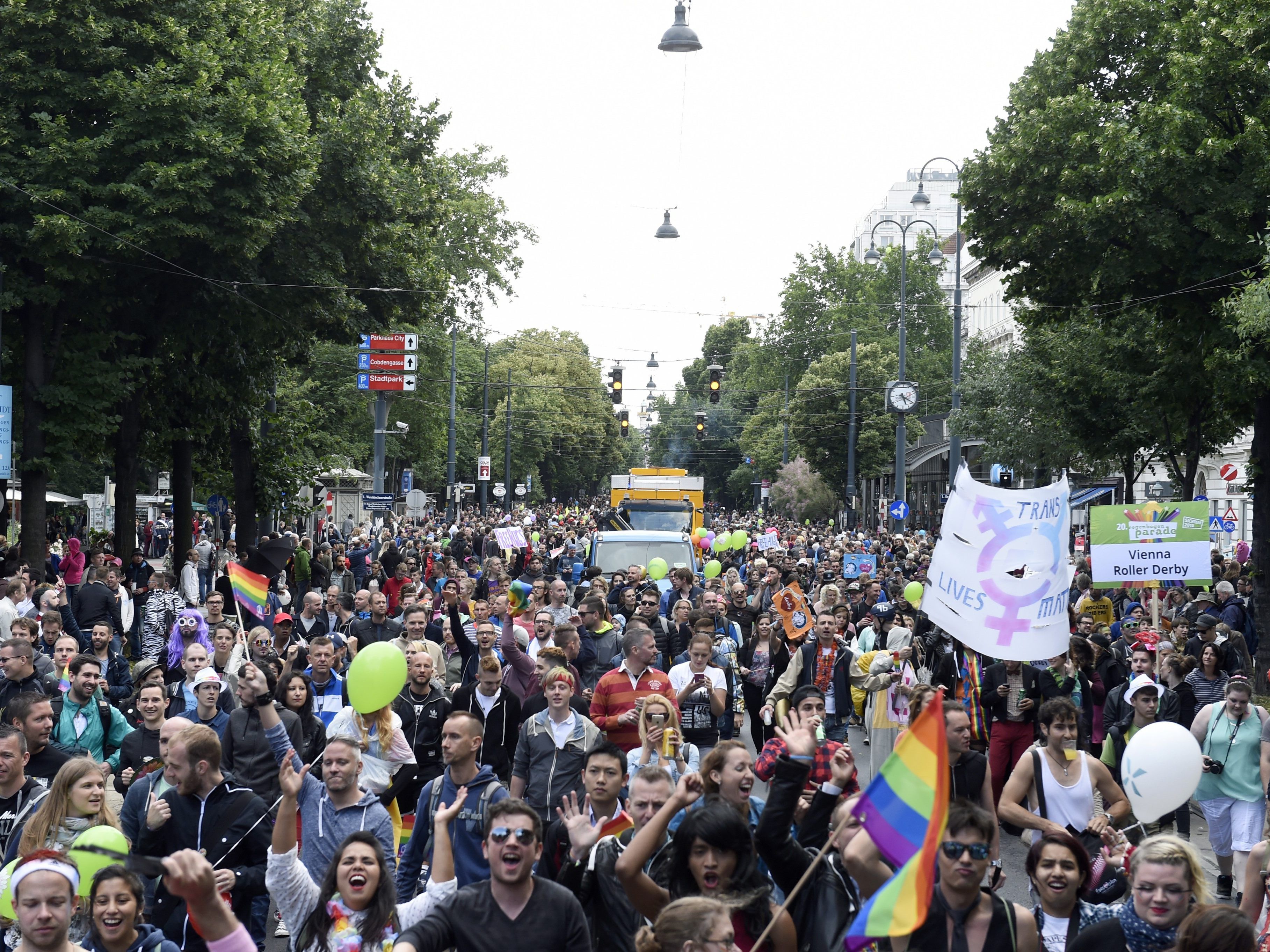 Staus und Verzögerungen rund um die Regenbogenparade 2018 in Wien.