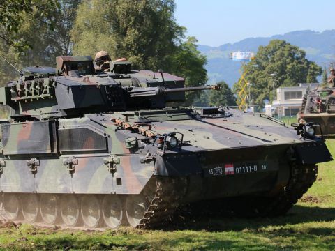 Panzer treffen ein. Panzer treffen ein.