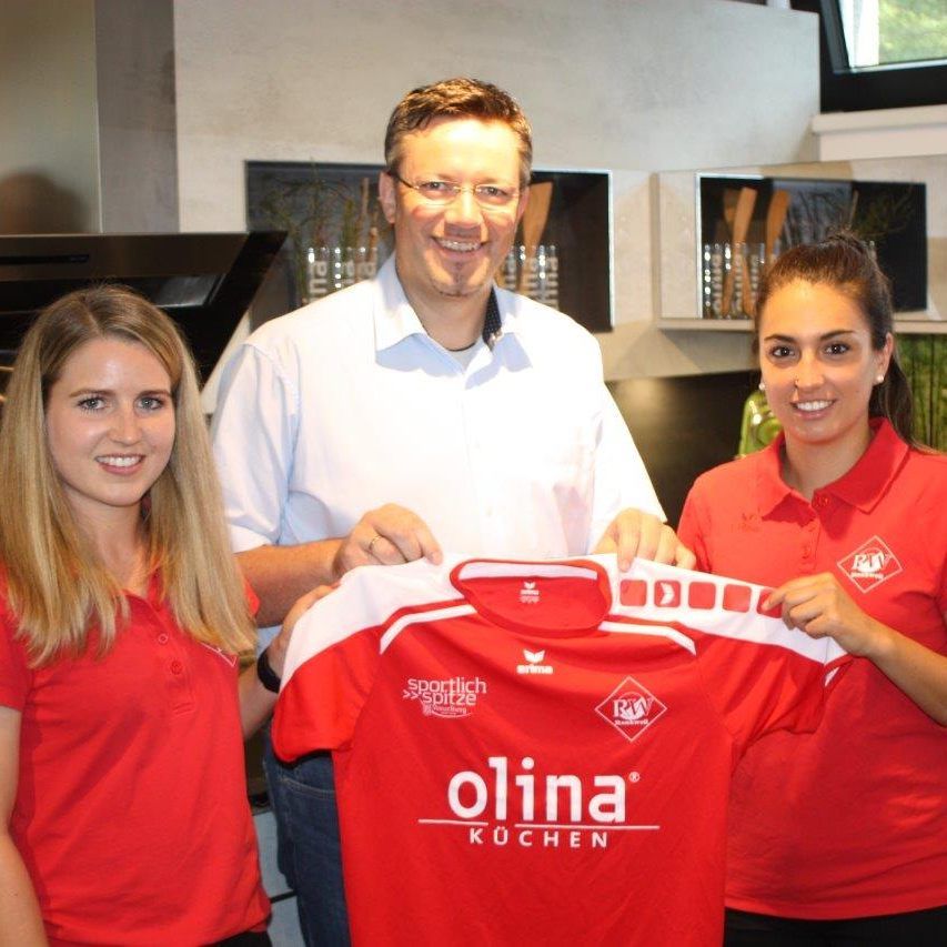 GF Markus Tschohl mit Kapitänin Steffi Schilcher und Sheila Sanchez Pose