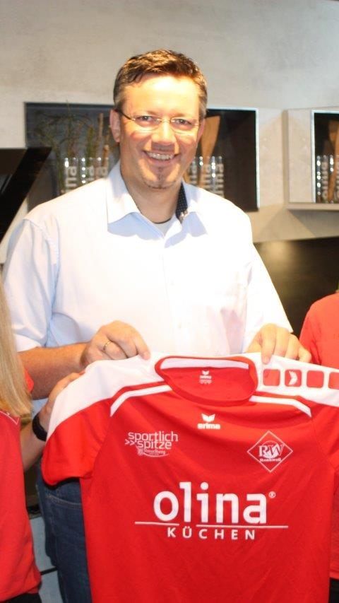 GF Markus Tschohl mit Kapitänin Steffi Schilcher und Sheila Sanchez Pose