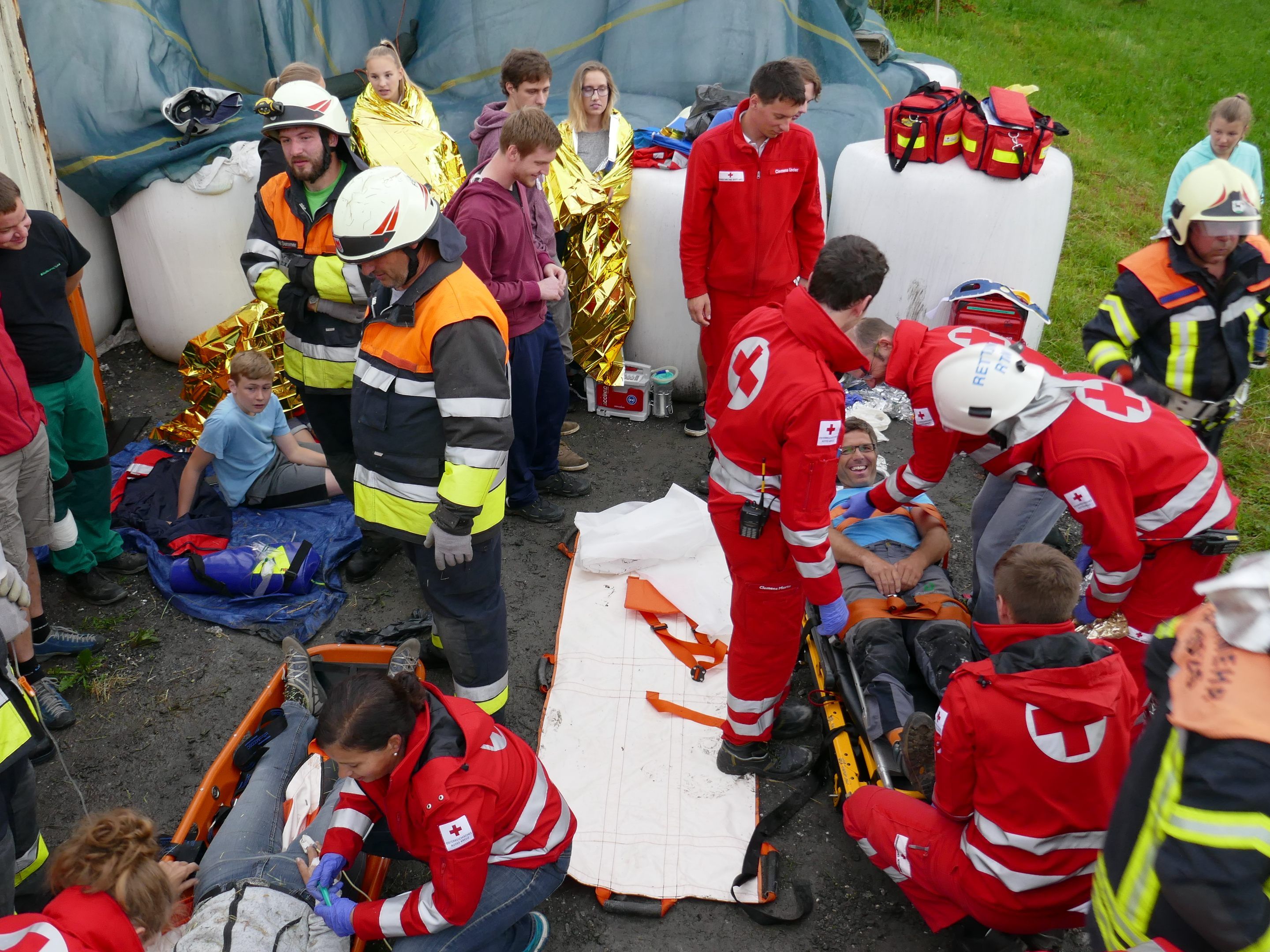 Übungsannahme: Dachstuhlbrand im Stallgebäude beim Mittelbergerhof.