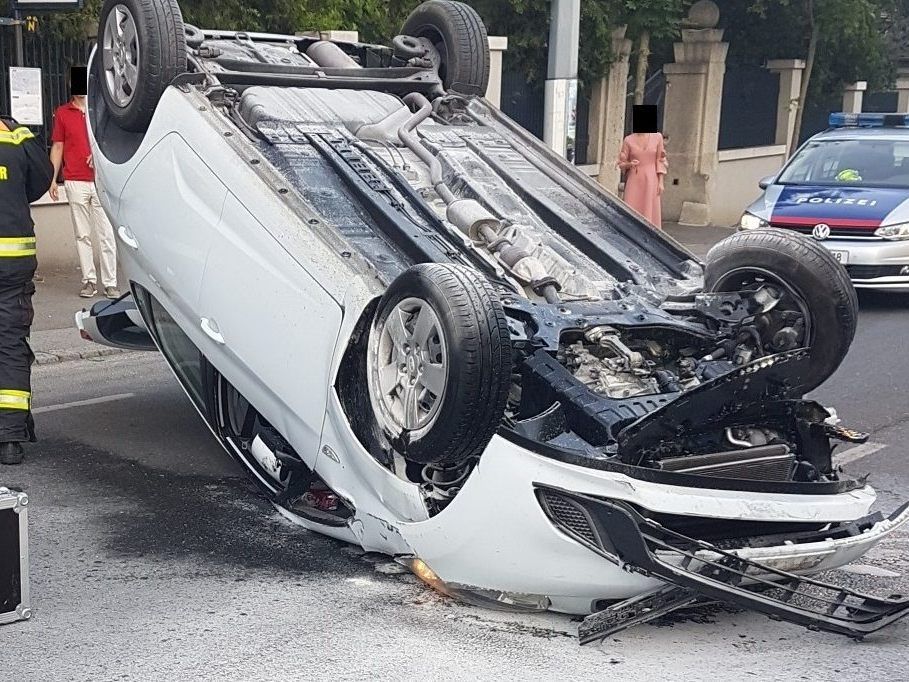 Das Auto überschlug sich in der Grinzinger Allee in Wien-Döbling. Das Auto überschlug sich in der Grinzinger Allee in Wien-Döbling.