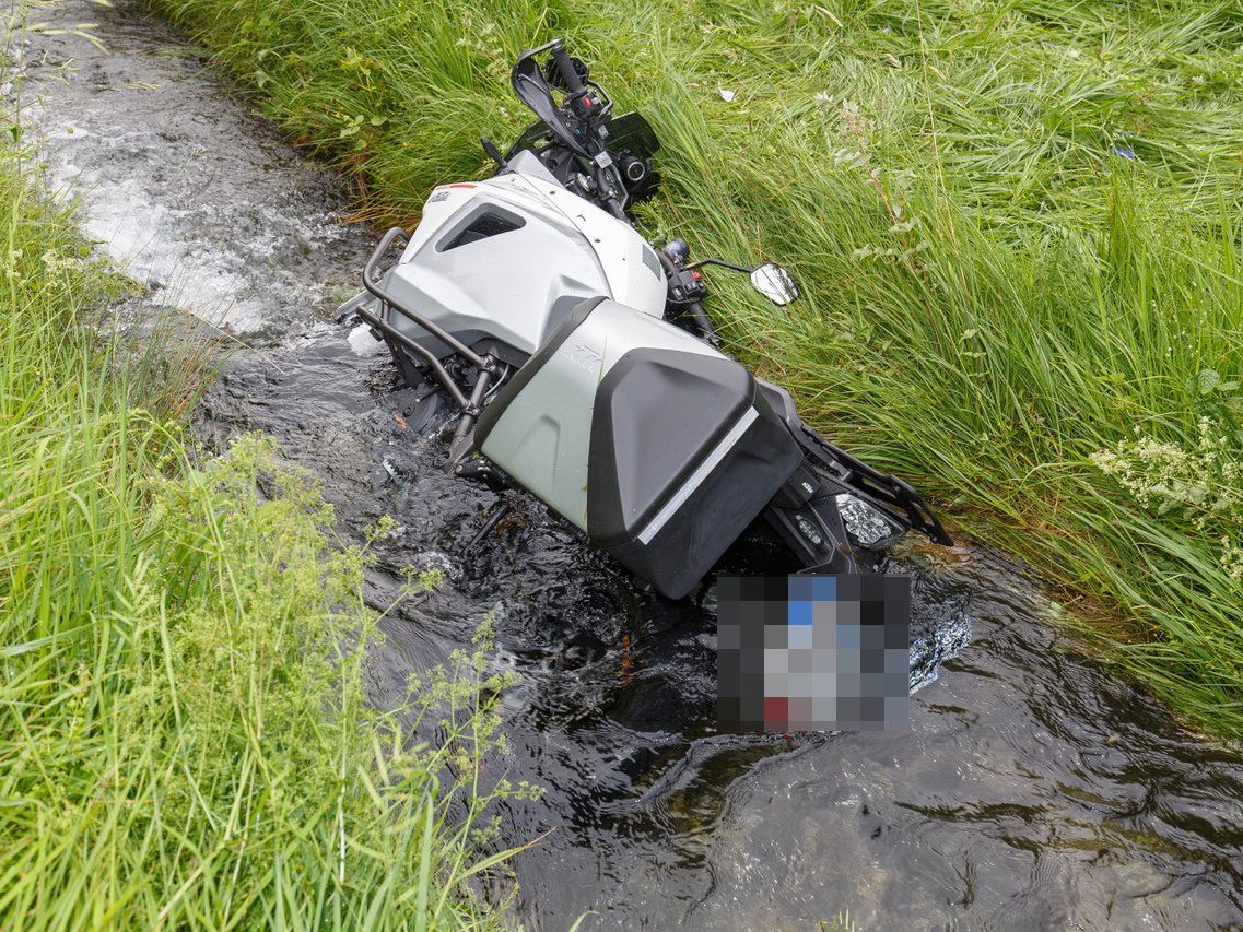 Das Motorrad landete im Bach.