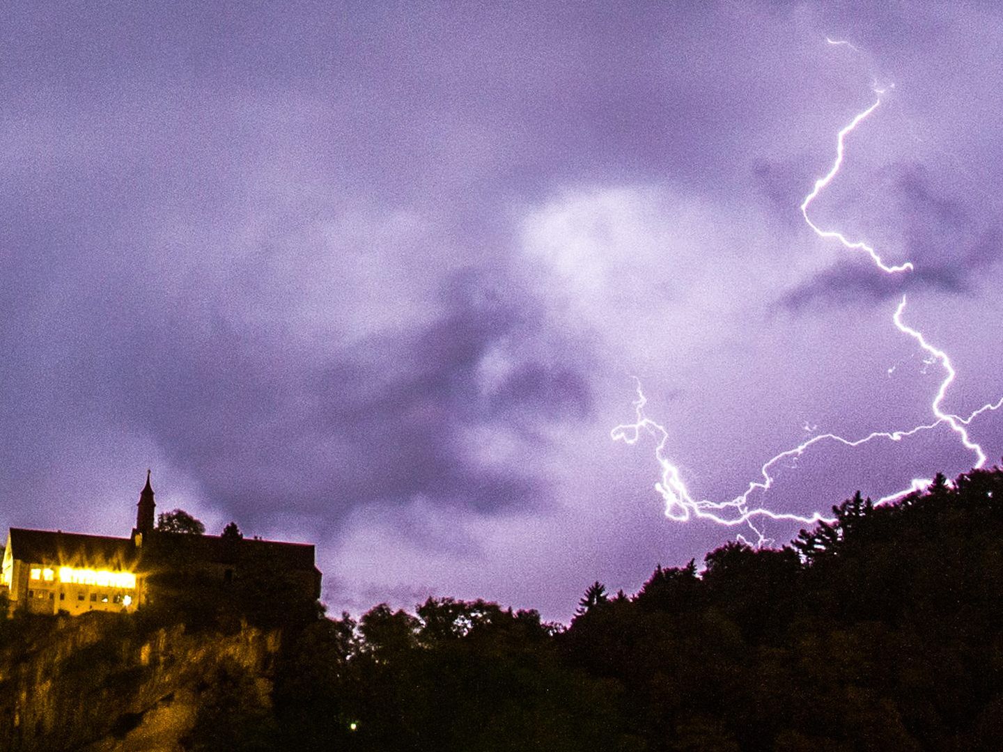 Eine Gewitterfront mit Starkregen bringt einen Wetterumschwung von Dienstag auf Mittwoch.