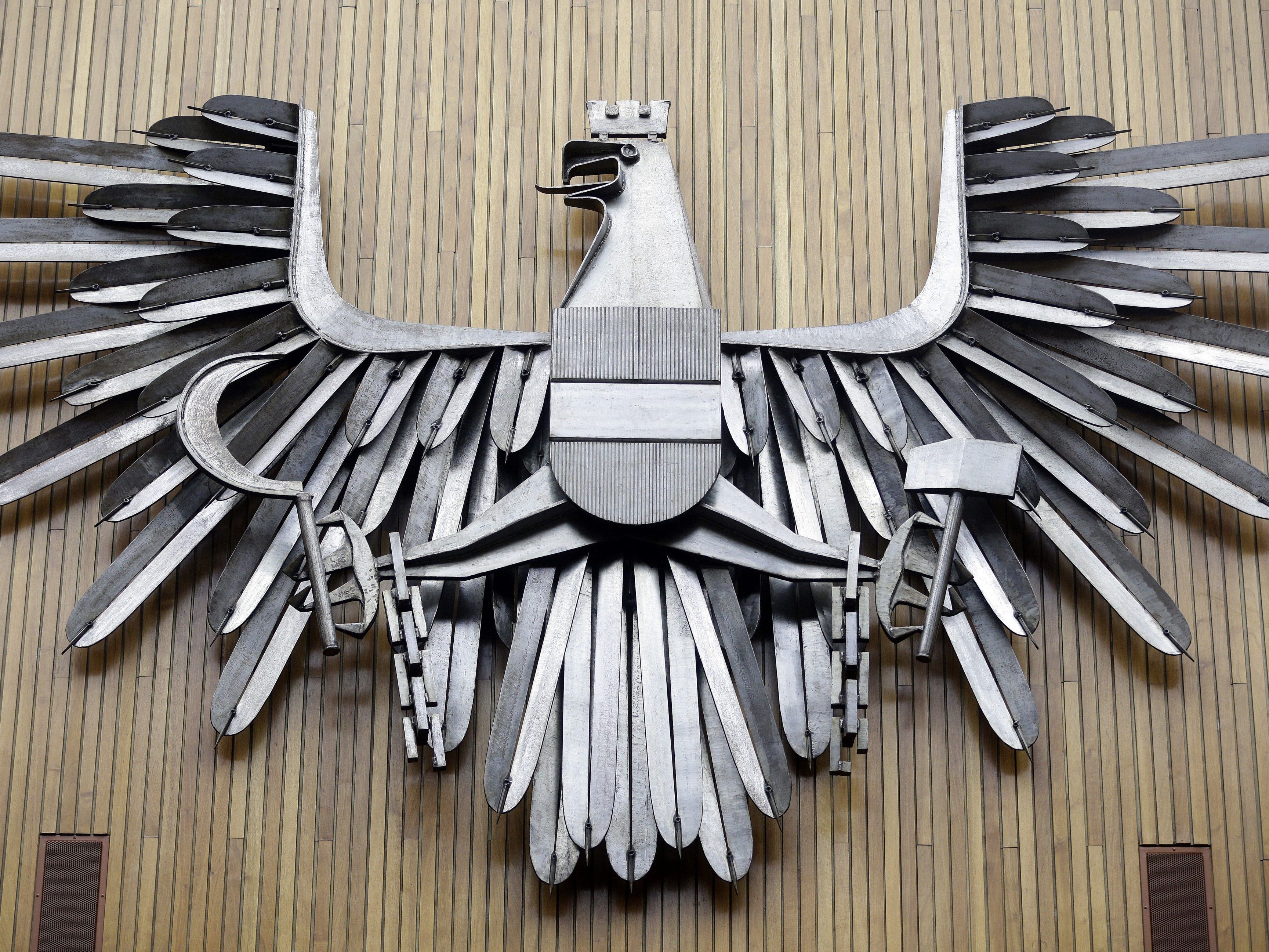 Der Wappenadler im Parlament in Wien wiegt stolze 650 Kilo.