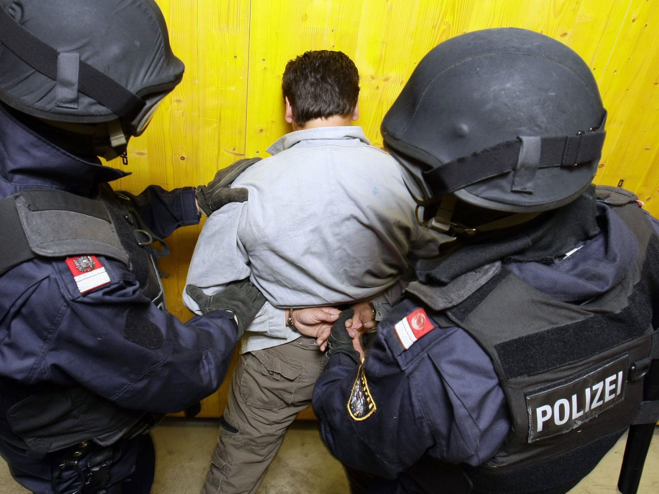 Der offensichtlich betrunkene Mann ließ sich ohne Widerstand festnehmen (Symbolbild). Der offensichtlich betrunkene Mann ließ sich ohne Widerstand festnehmen (Symbolbild).