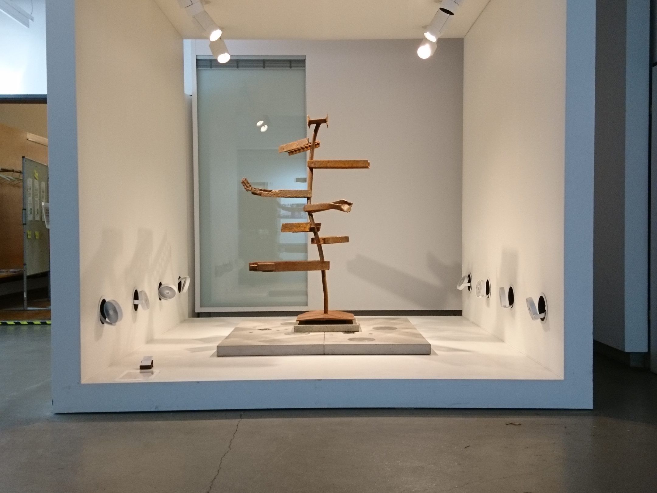 Das Objekt "Topf" wird von Andreas Rädler vom 20.7.- 17.8.2018 im beleuchteten Kubus der Zumtobel Lighting GmbH ausgestellt