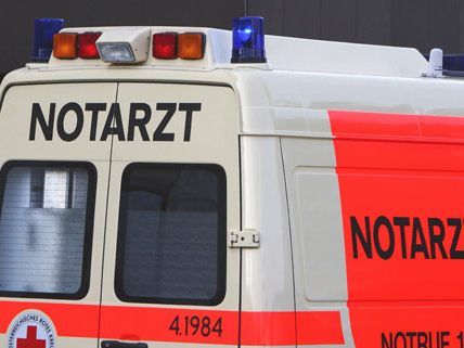 Der Mann wurde mit leichten Verletzungen ins Krankenhaus gebracht. Der Mann wurde mit leichten Verletzungen ins Krankenhaus gebracht.