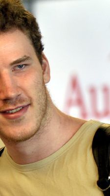 Pöltl am Flughafen vor seiner Abreise