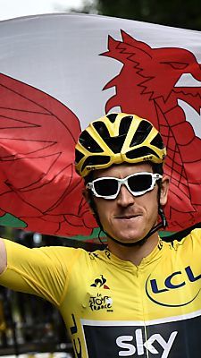 Geraint Thomas feiert mit der walisischen Fahne