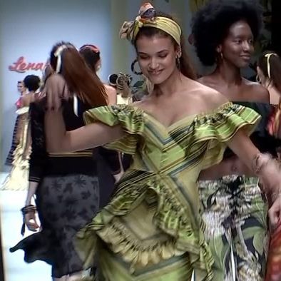 Modedesignerin Lena Hoschek begeistert auf der Berlin Fashion Week mit kräftigen Farben.