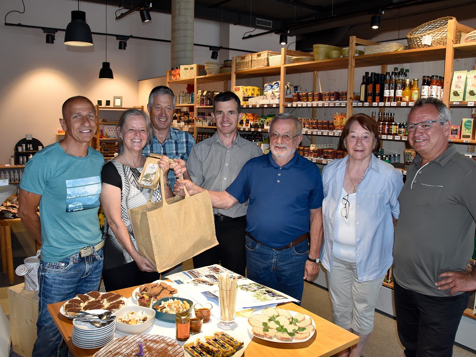v.l.n.r.: Heinz Lach (Breanderei), Maria Luise Loacker (Weltladen), Peter Fischer (Die Grünen Vorarlberg), Bürgermeister Martin Summer, Georg Künz (Klimabündnis Vorarlberg), Maria Beiter (Weltladen), Gemeinderat und Landtagsabgeordneter Christoph Metzler v.l.n.r.: Heinz Lach (Breanderei), Maria Luise Loacker (Weltladen), Peter Fischer (Die Grünen Vorarlberg), Bürgermeister Martin Summer, Georg Künz (Klimabündnis Vorarlberg), Maria Beiter (Weltladen), Gemeinderat und Landtagsabgeordneter Christoph Metzler