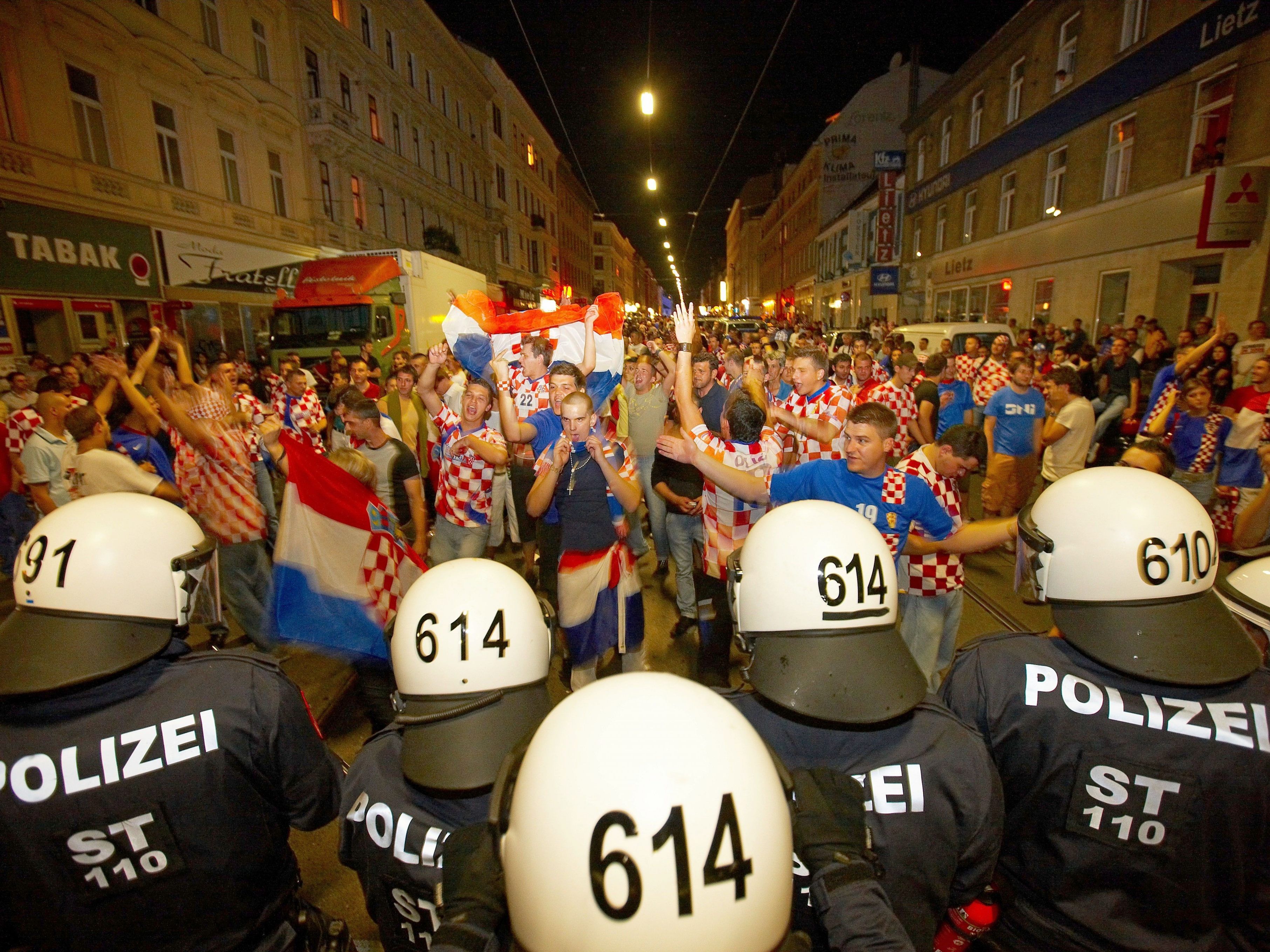 Bereits in der Vergangenheit kam es in der Ottakringer Straße in Wien zu Ausschreitungen nach Kroatien-Fußball-Spielen. Bereits in der Vergangenheit kam es in der Ottakringer Straße in Wien zu Ausschreitungen nach Kroatien-Fußball-Spielen.