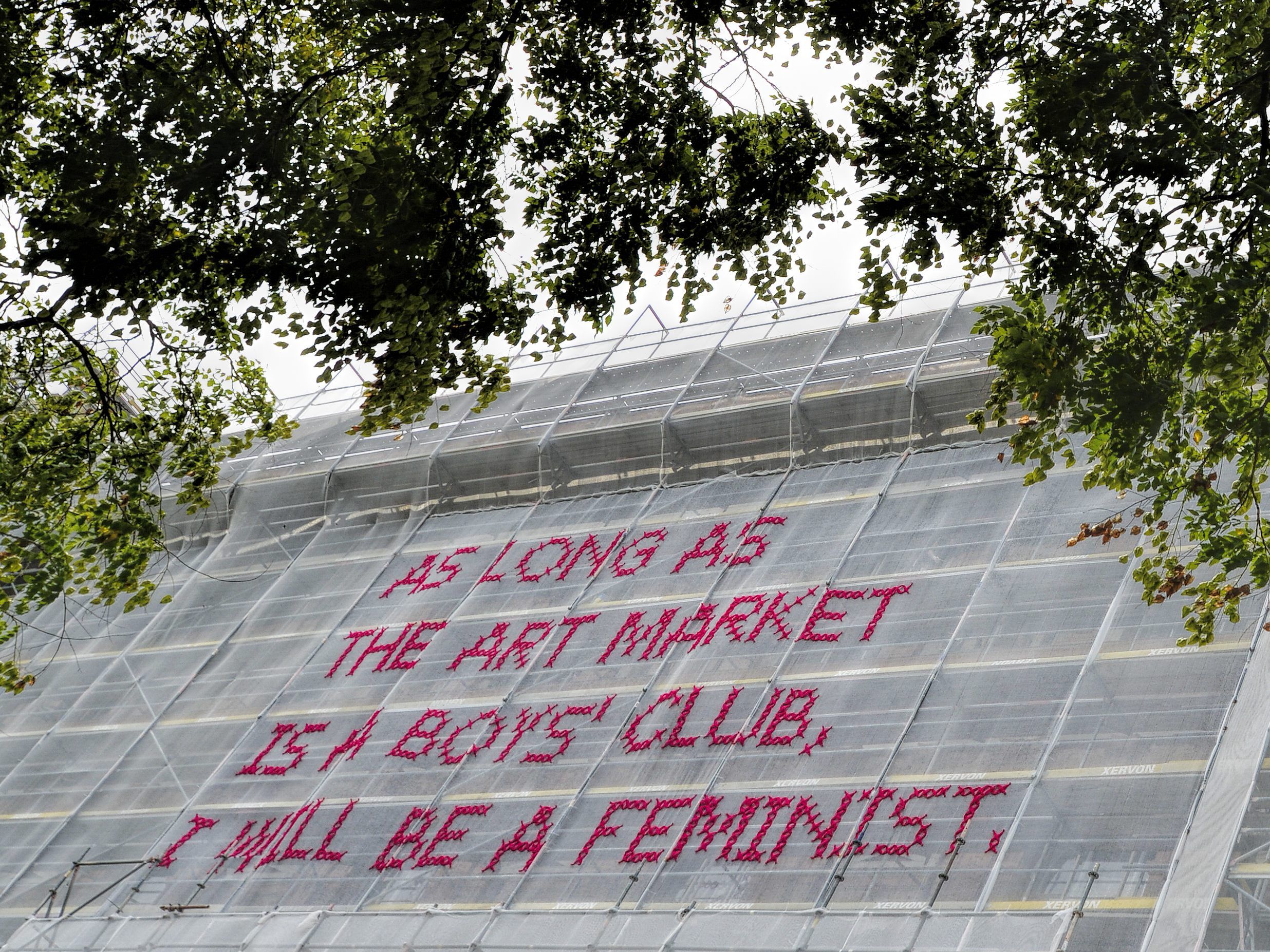 Die Kunstinstallation auf der Akademie der bildenden Künste in Wien, schmückt das Baugerüst.