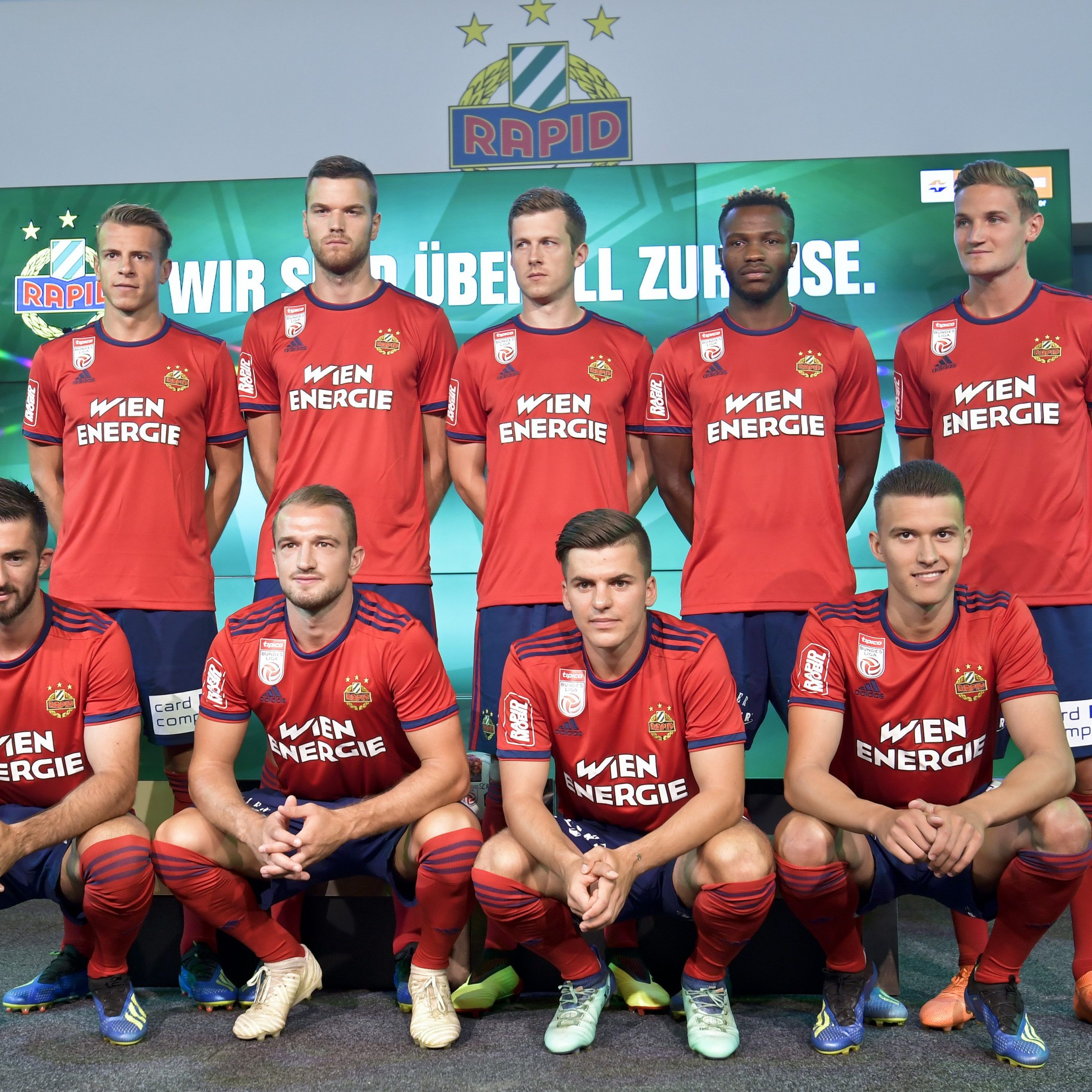 Rapid Wien glänz in rot-blau.