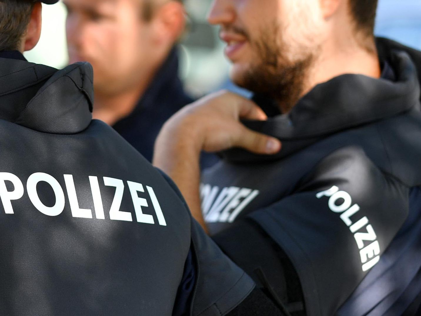 Die Frau attackierte in einem Loak im 13. Wiener Gemeindebezirk eine Polizistin. Die Frau attackierte in einem Loak im 13. Wiener Gemeindebezirk eine Polizistin.