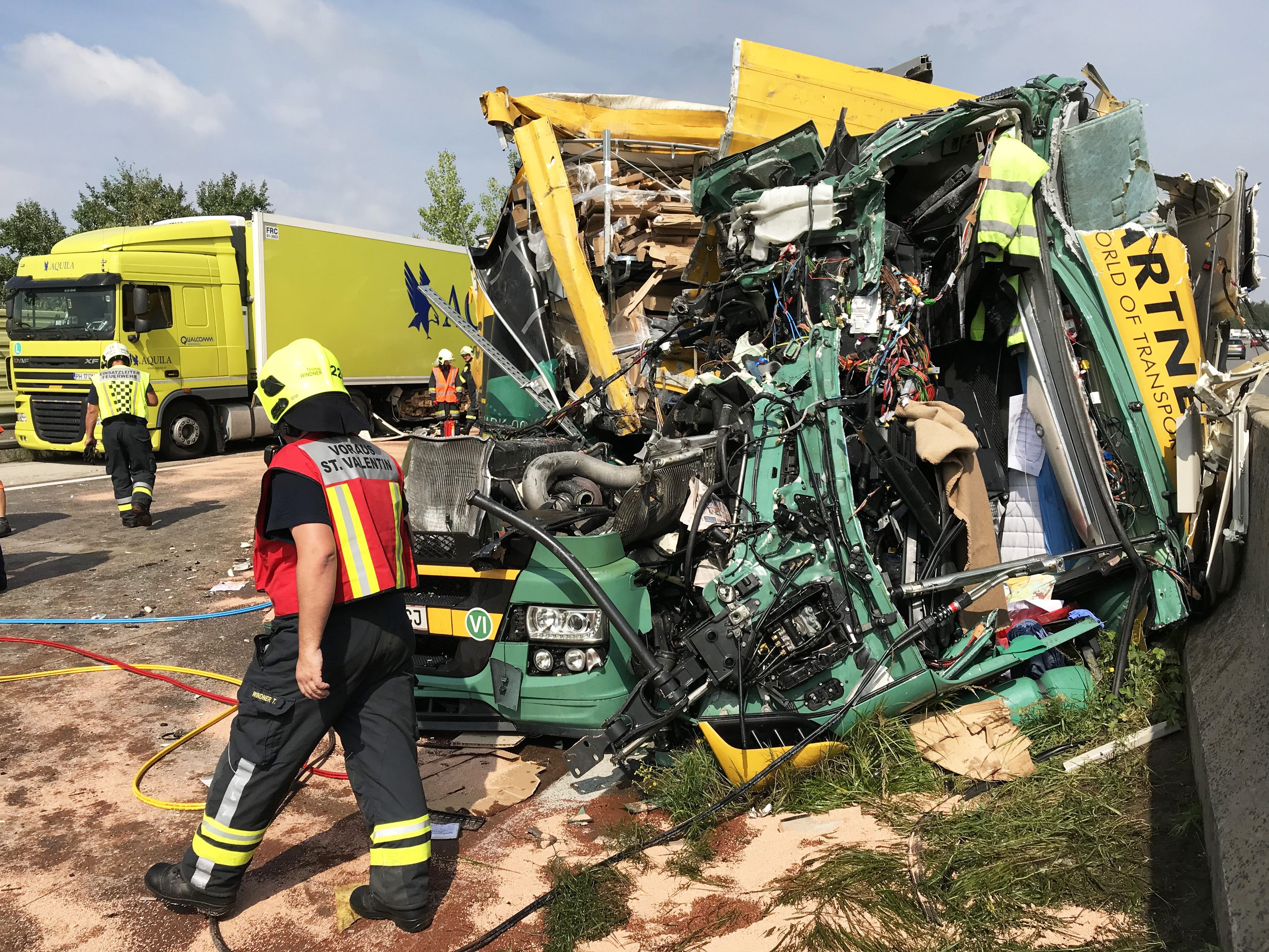 Autobahnsperre nach schwerem Lkw-Unfall auf der A1.