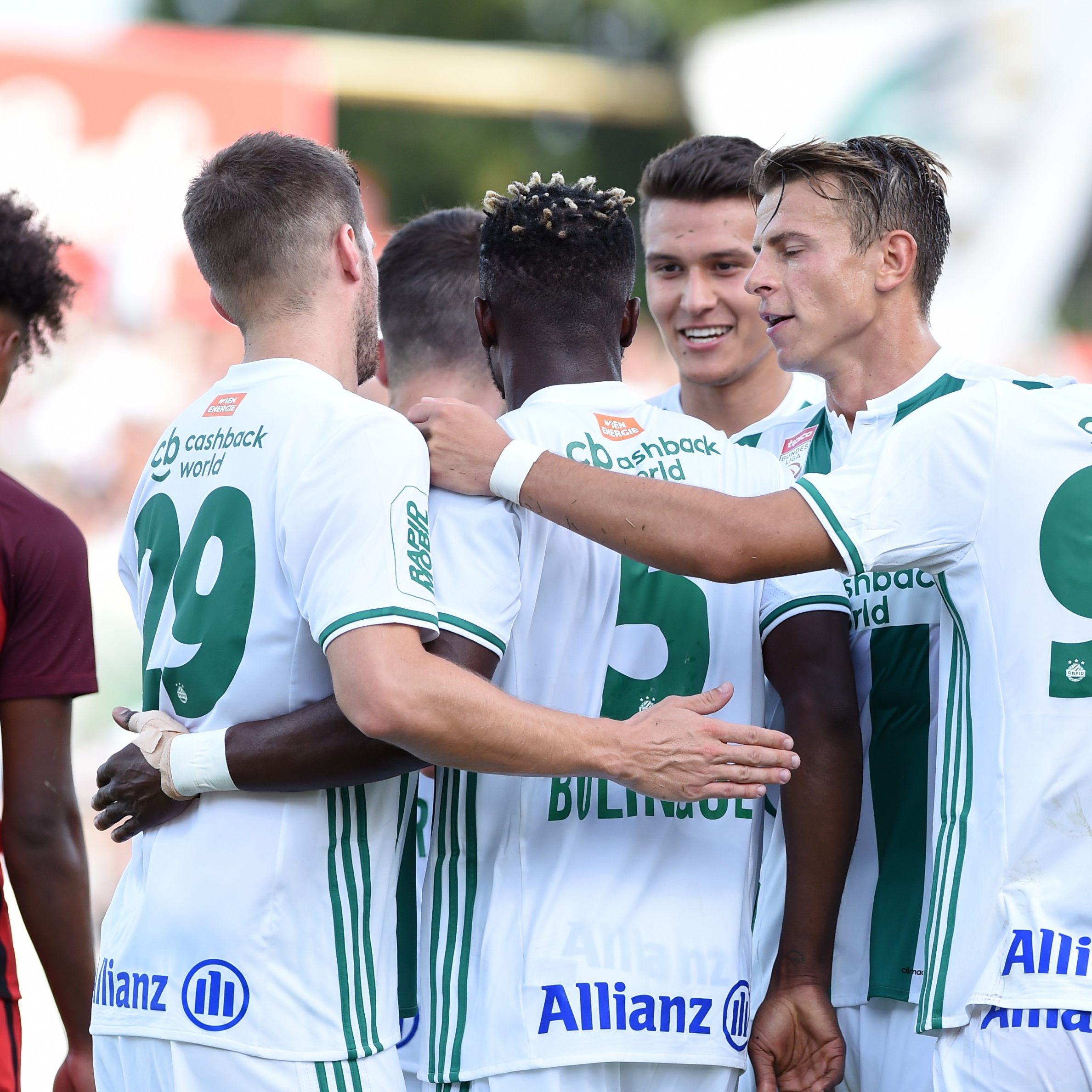 Rapid Wien führt die Tabelle an.