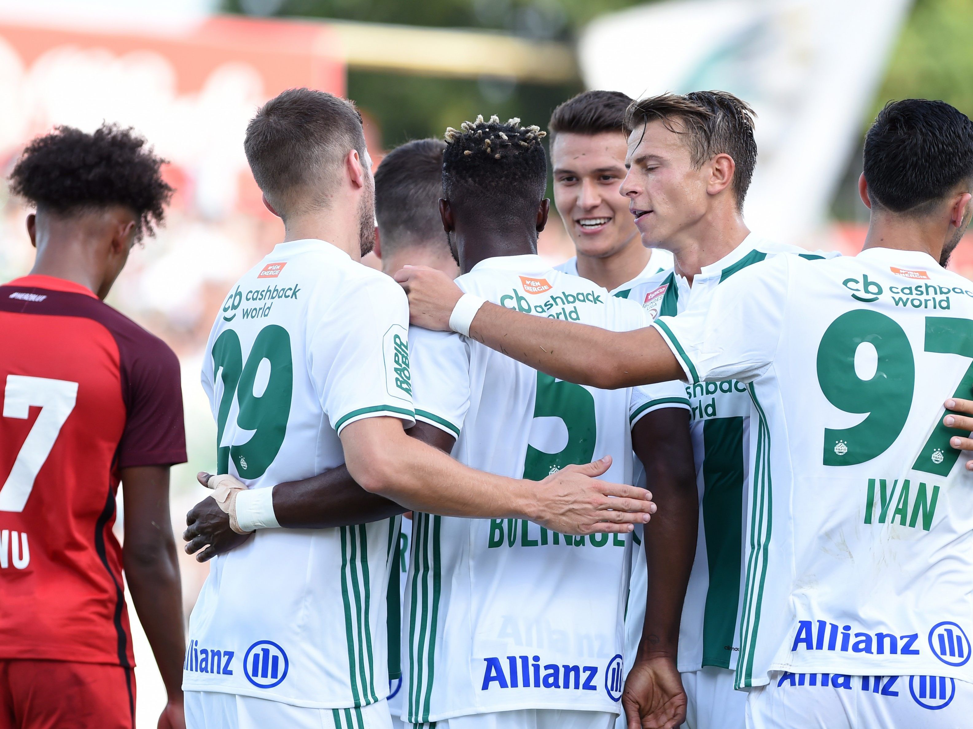 Rapid Wien führt die Tabelle an.