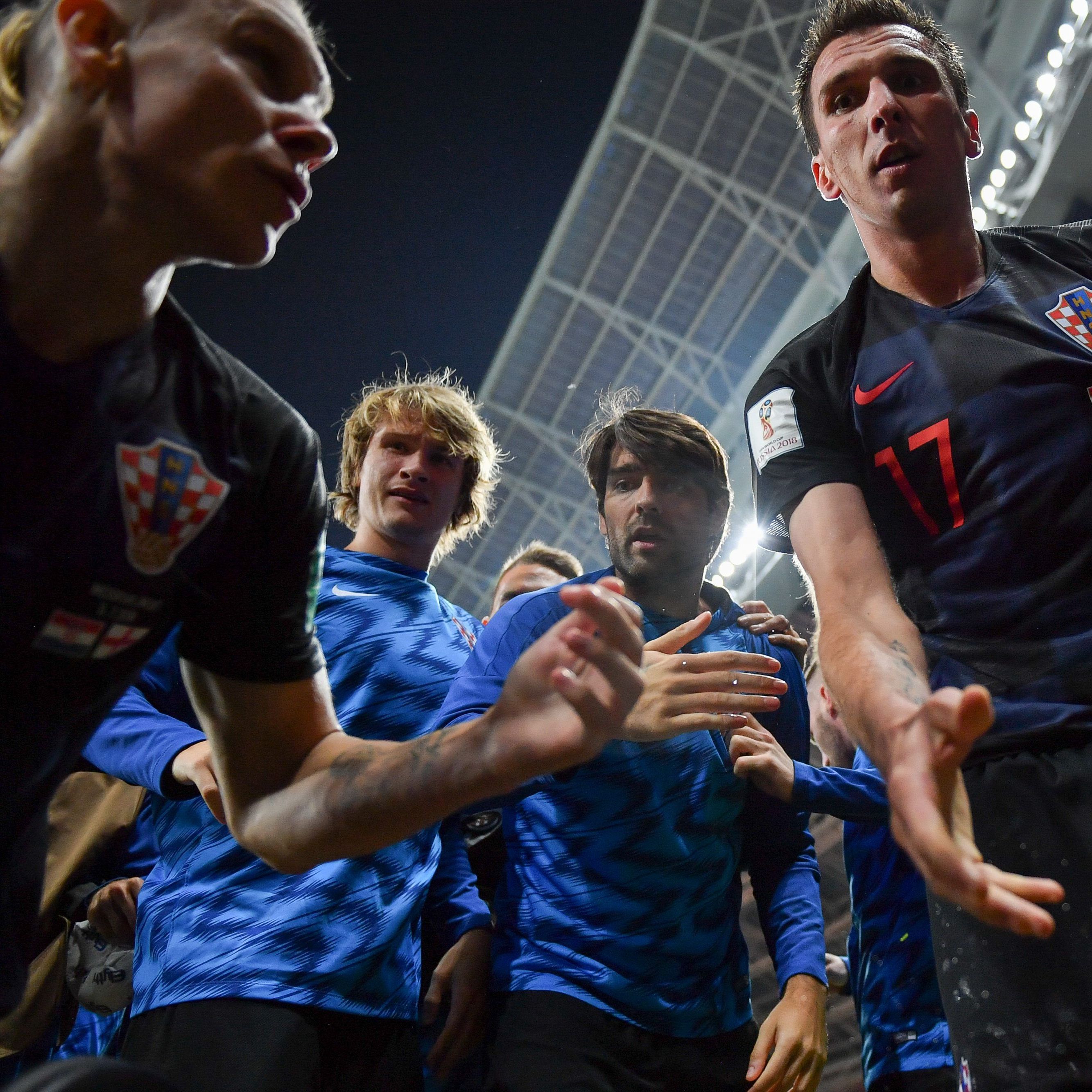 Siegtorschütze Mario Mandzukic reicht Fotograf Yuri Cortez die Hand.