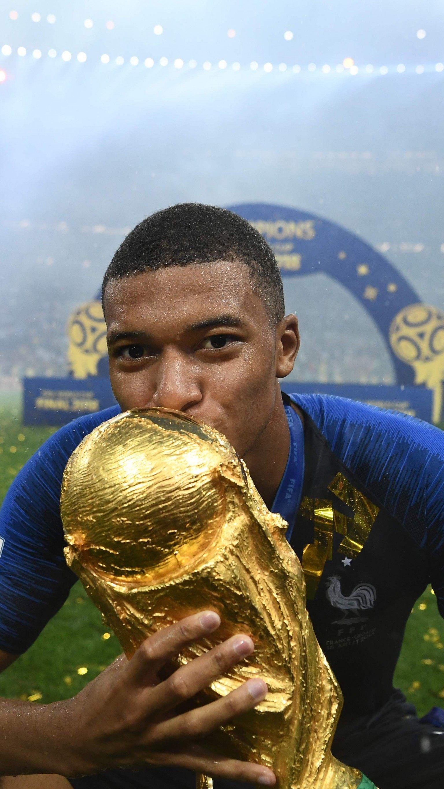 Kylian Mbappé besitzt nicht nur einen goldenen Pokal, sondern auch ein goldenes Herz.