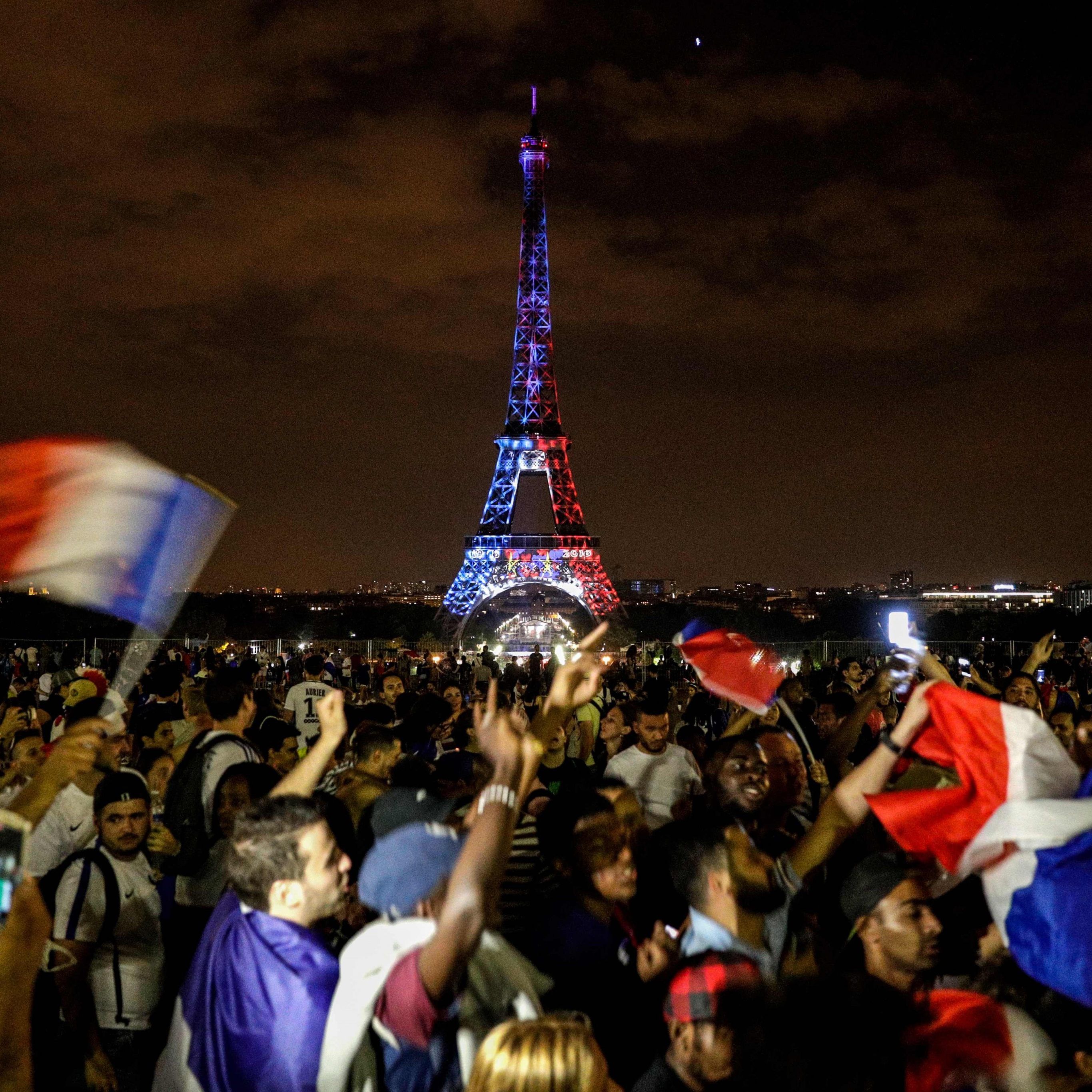 Französische Fans feiern den Titel auf der Champs-Elysees.