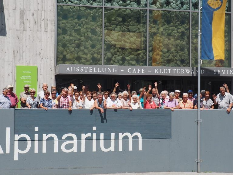 Senioren vor dem ALPINARIUM