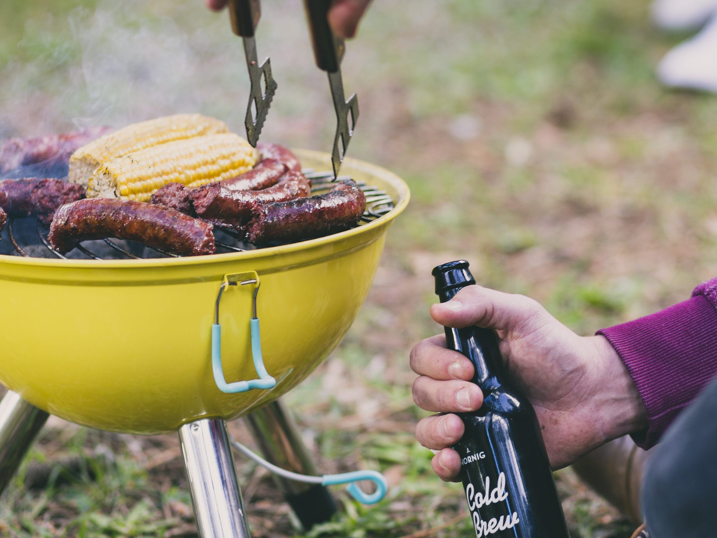 Der Kaffee kann vor allem im Sommer zu wahren Wundern im Garten und beim Grillen verhelfen.