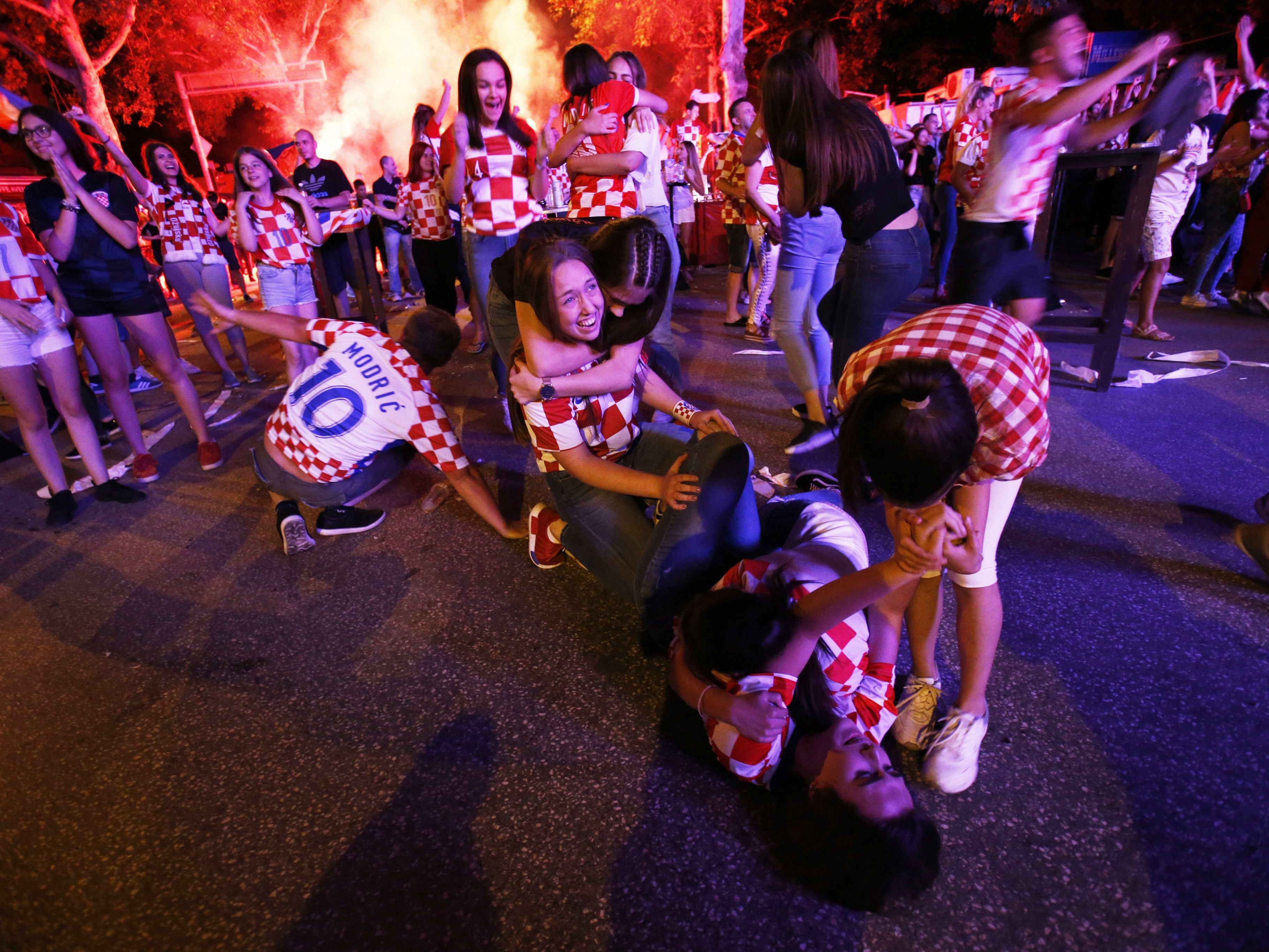 Nach Kroatiens Sieg beim WM-Achtelfinalspiel brach ich Wien-Ottakring Chaos aus. Nach Kroatiens Sieg beim WM-Achtelfinalspiel brach ich Wien-Ottakring Chaos aus.