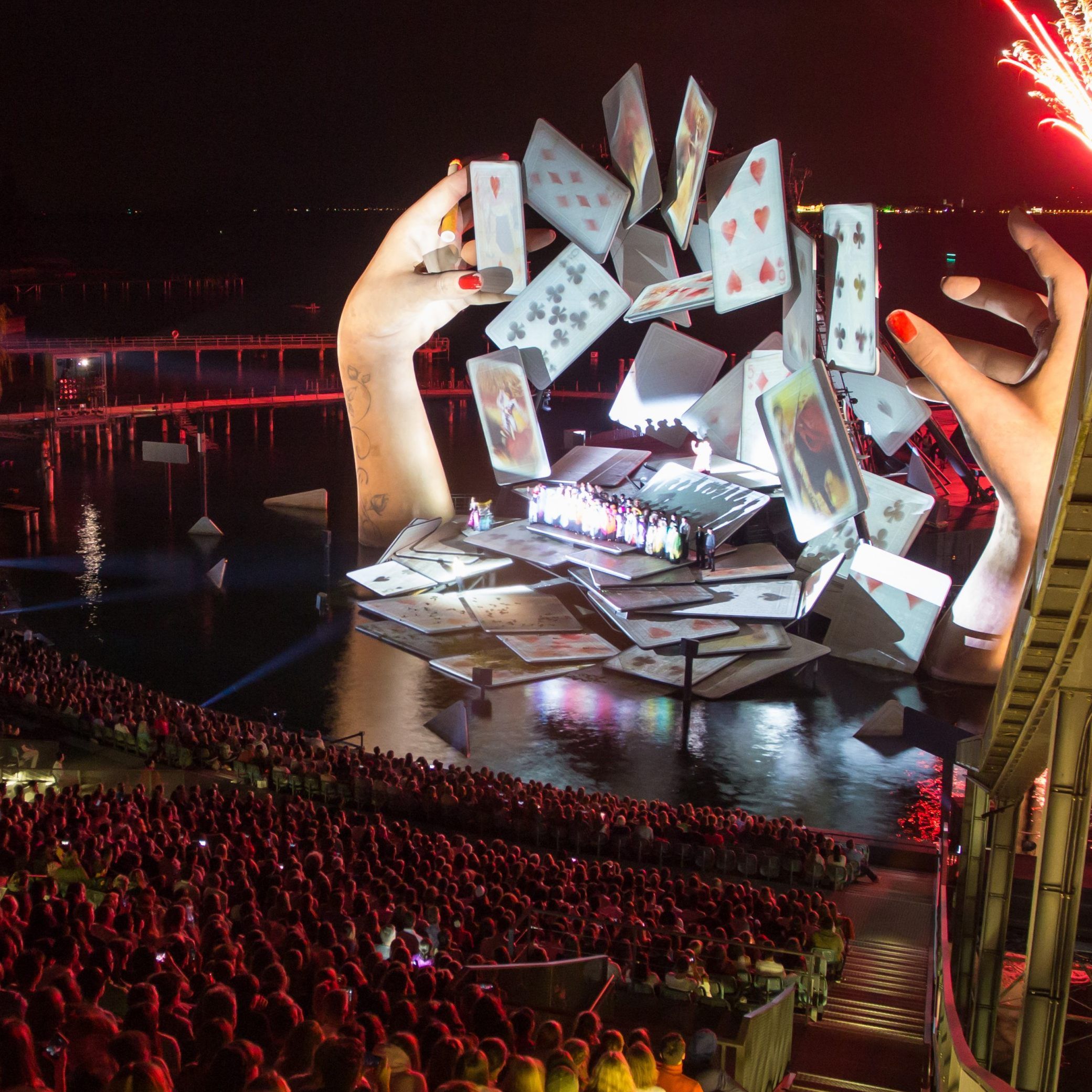 Für die "Carmen"-Vorstellungen auf der Seebühne ist die aktuelle gewitterfreie Hitzewelle geradezu perfekt.