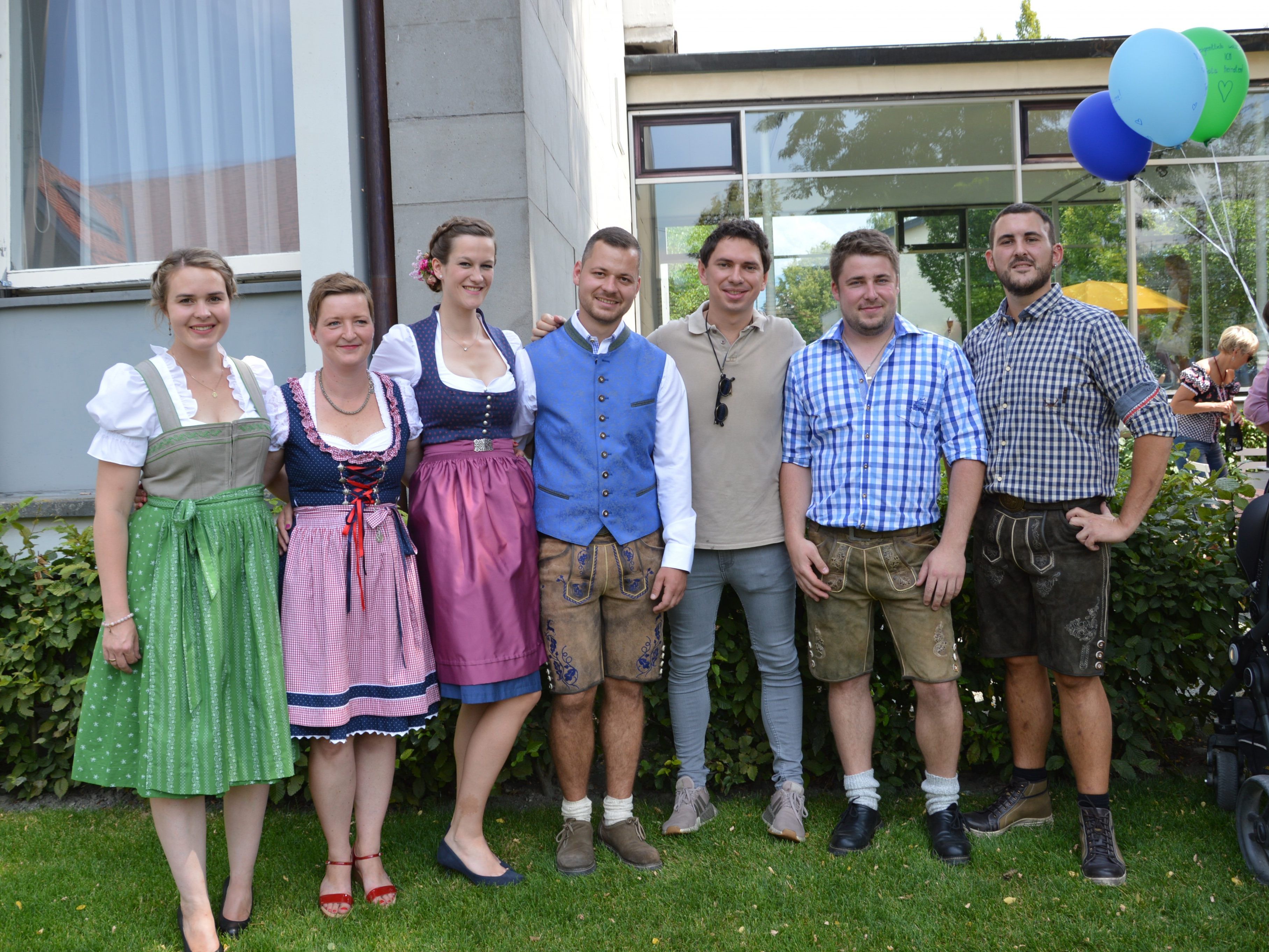 Frohgelaunte Gäste bei der standesamtlichen Trauung von Fiona Hämmerle und Johannes Hofer.