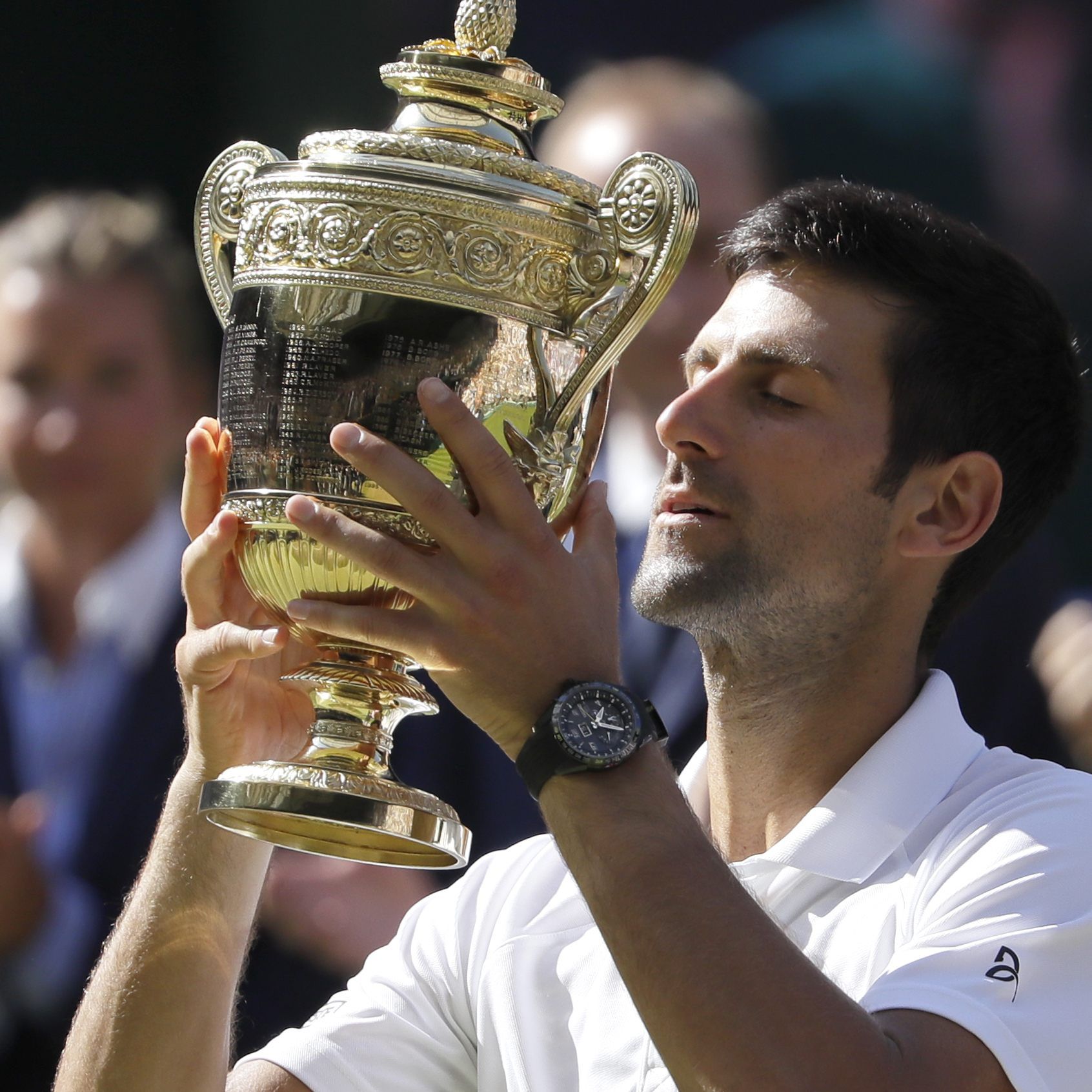 Novak Djokovic feiert seinen 4. Sieg in Wimbledon.