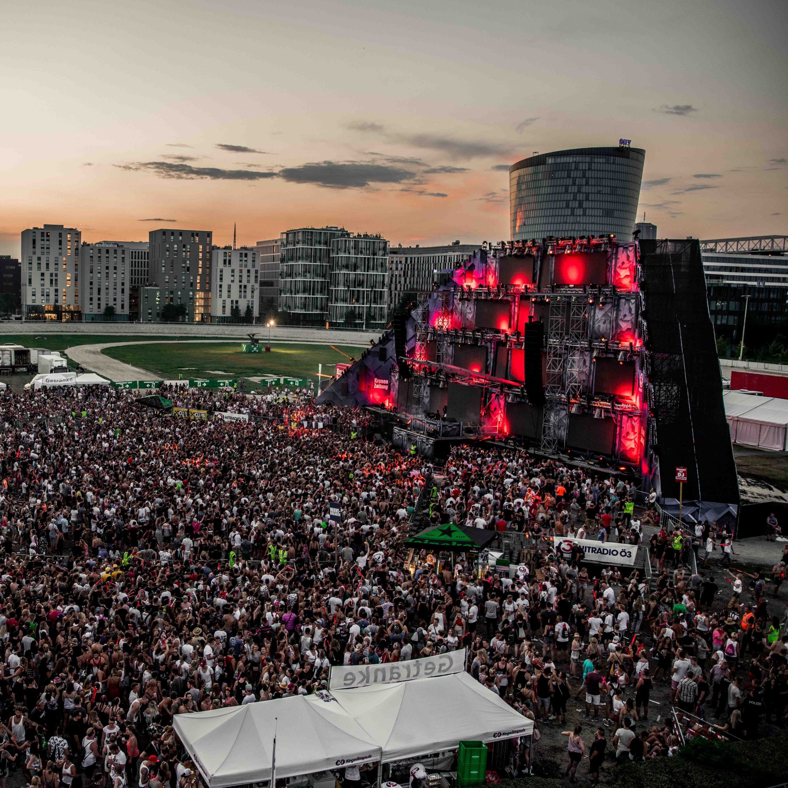 Die Bühne des Electric Nation Vienna Open Air 2018 sollte an einen Maya-Tempel erinnern.