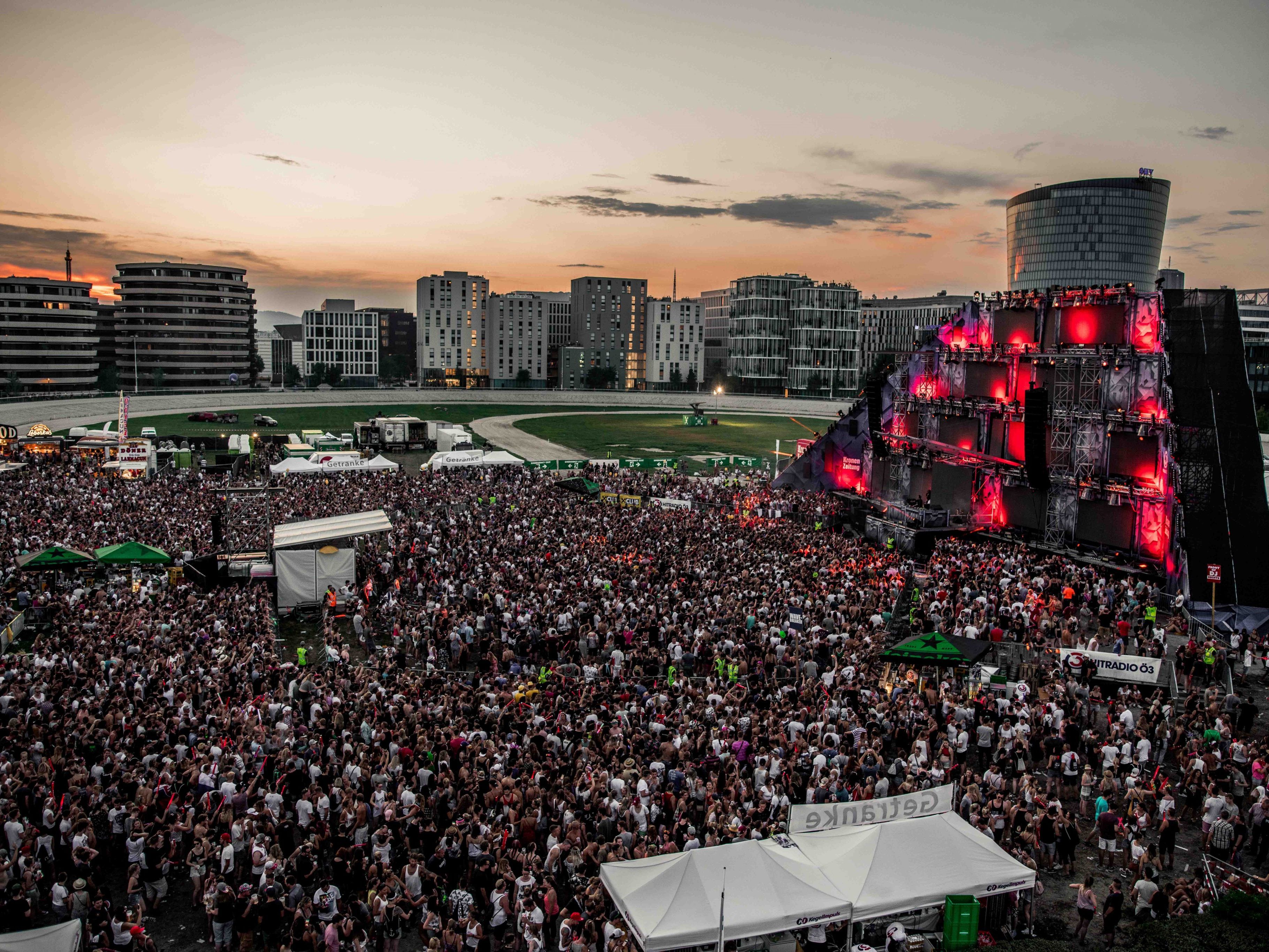 Die Bühne des Electric Nation Vienna Open Air 2018 sollte an einen Maya-Tempel erinnern.