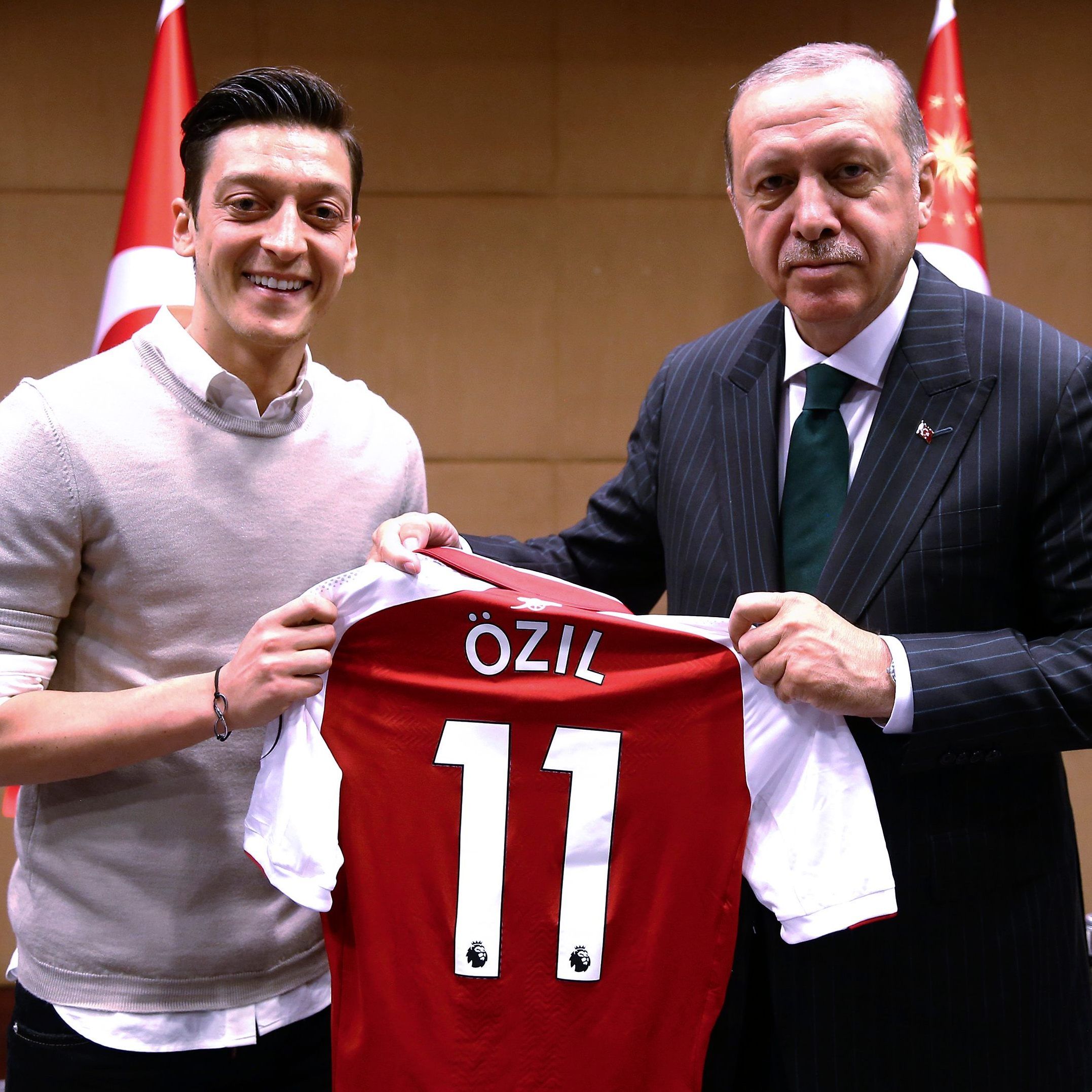 MEsut Özil posierte am 13 Mai 2018 mit dem türkischen Präsidenten Erdogan für dieses Foto.