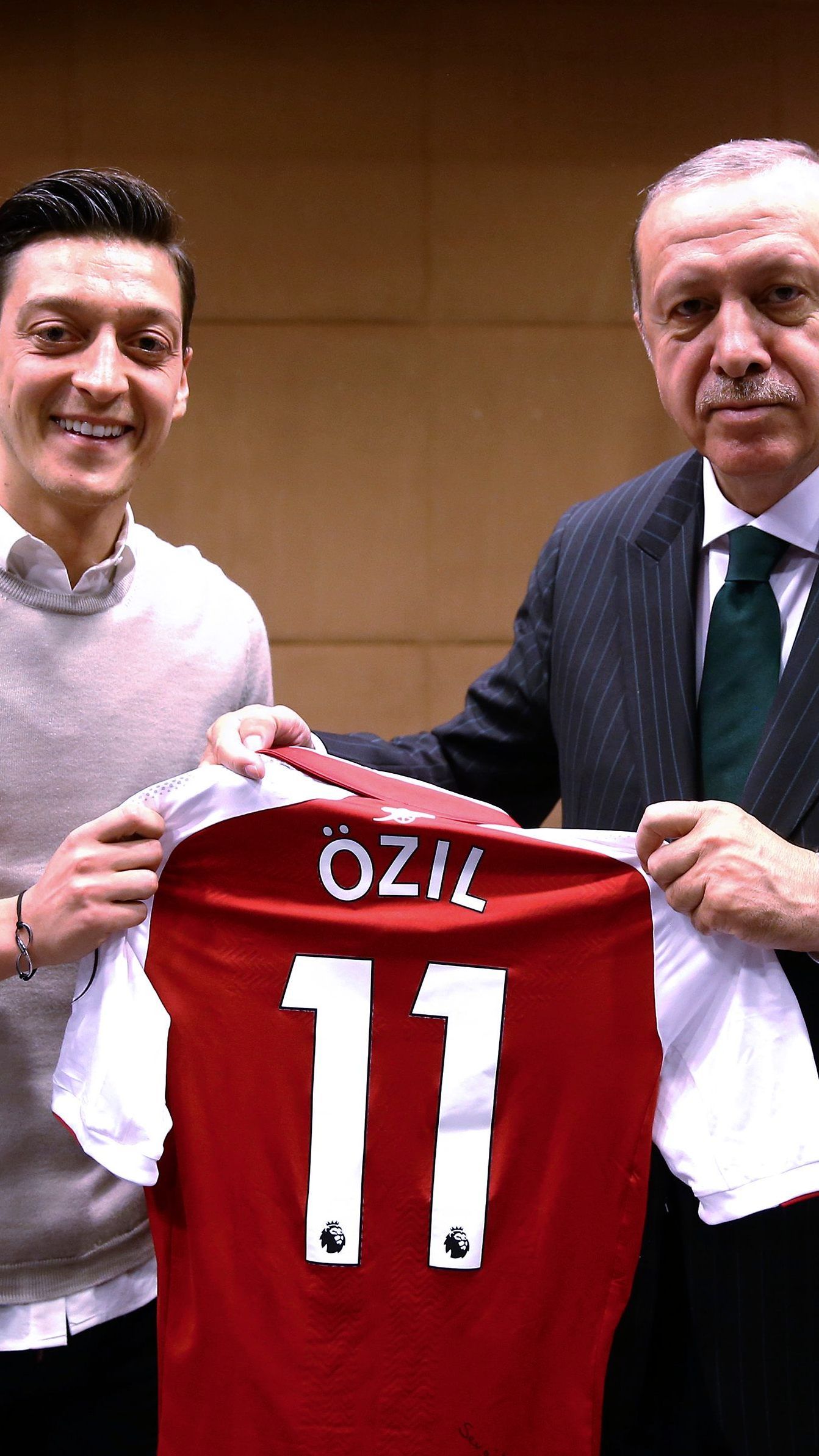 MEsut Özil posierte am 13 Mai 2018 mit dem türkischen Präsidenten Erdogan für dieses Foto.
