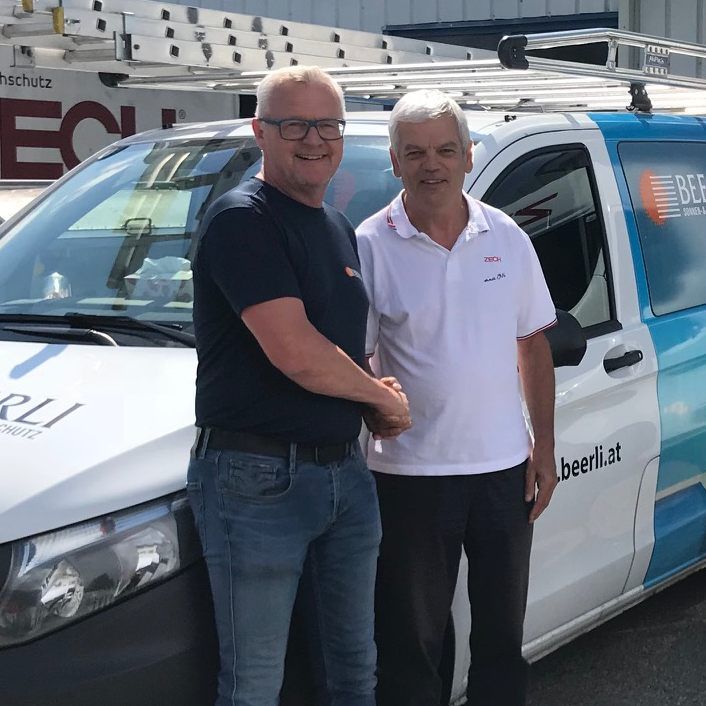 Firmenübergabe von Roman Zech (rechts) an Jimmy Lüchinger (Inhaber BEERLI Gruppe)