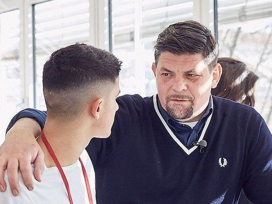 Tim Mälzer auf Besuch in einer Schule