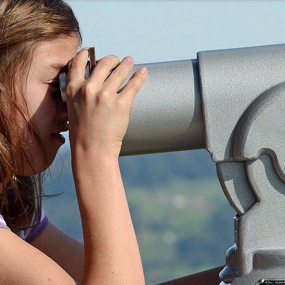 Der Blick durchs Fernrohr lässt die Größe der Alpen erahnen