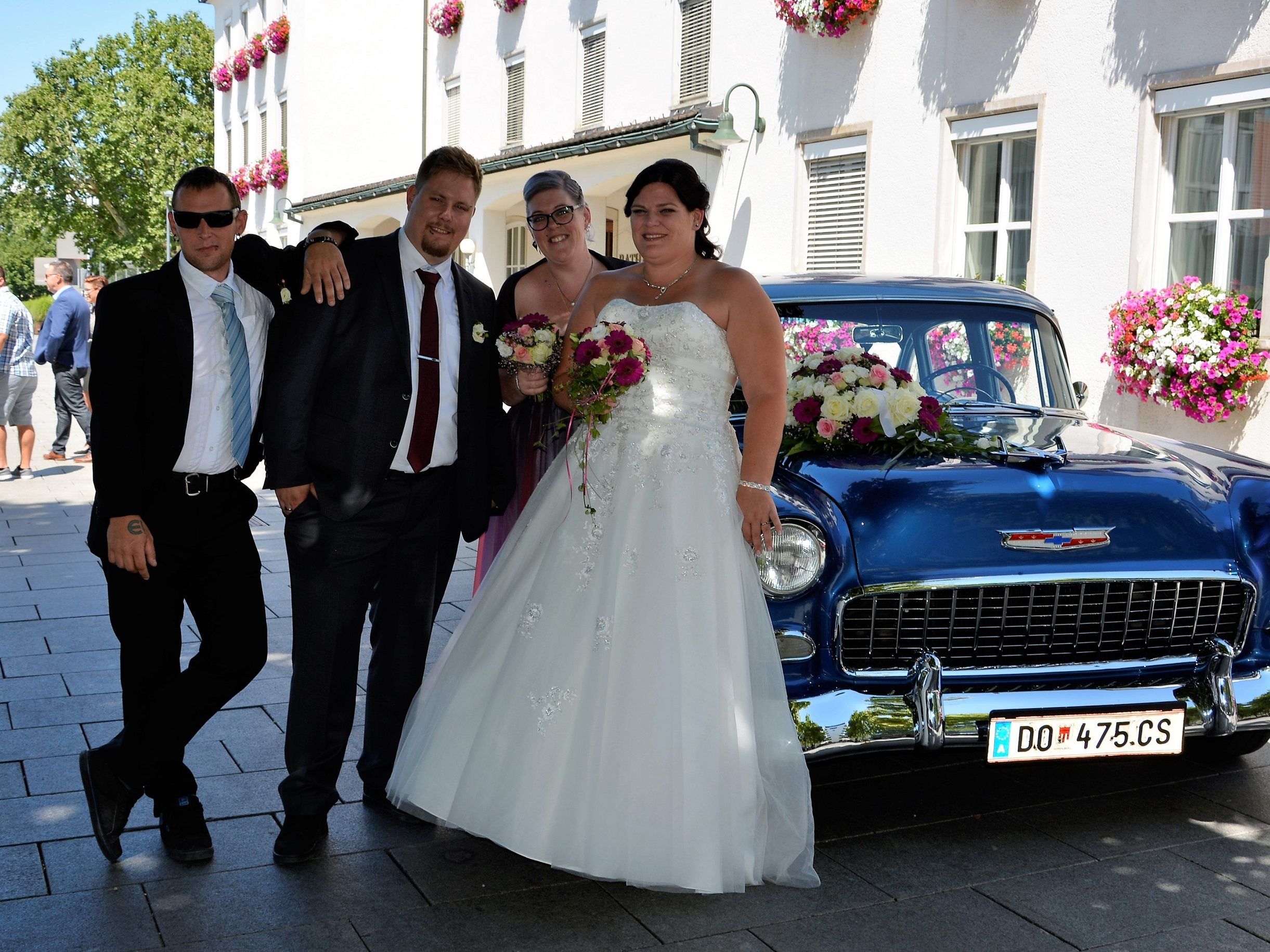 Das Brautpaar mit den Trauzeugen bei der standesamtlichen Hochzeit in Dornbirn.