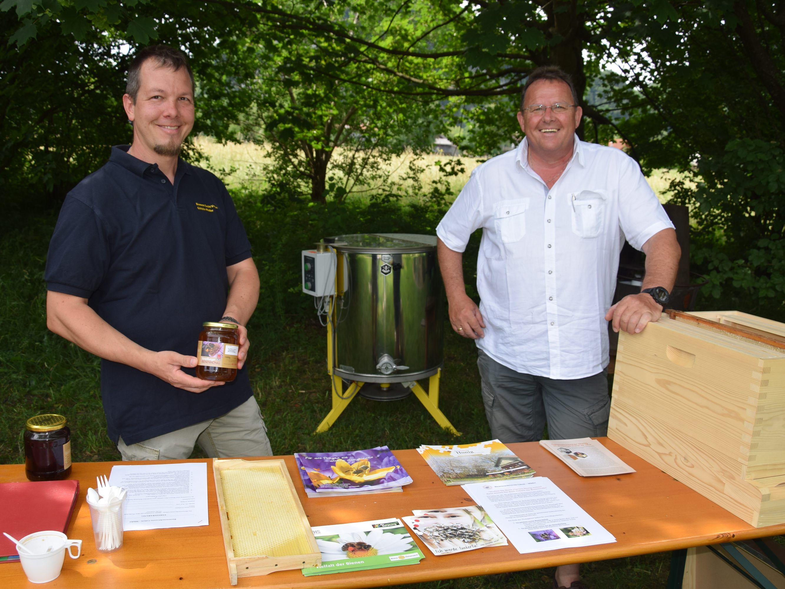 Markus Spiegel (links) war auch beim Tag des offenen Bienenstockes im Einsatz