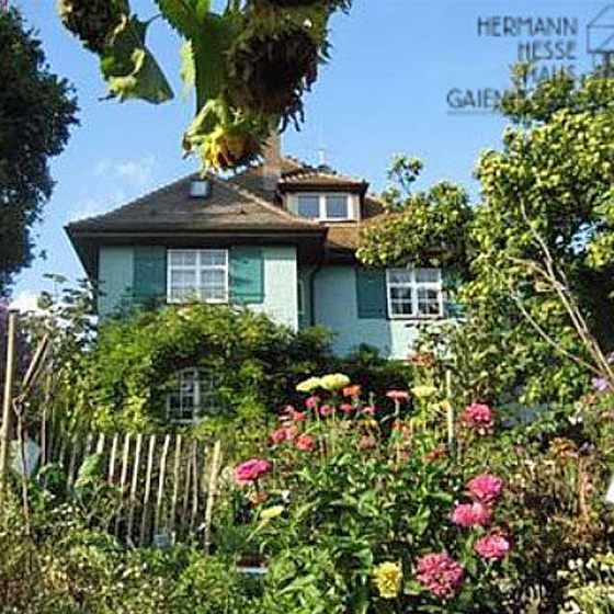 Malerisch liegt das Haus inmitten eines herrlichen Gartens