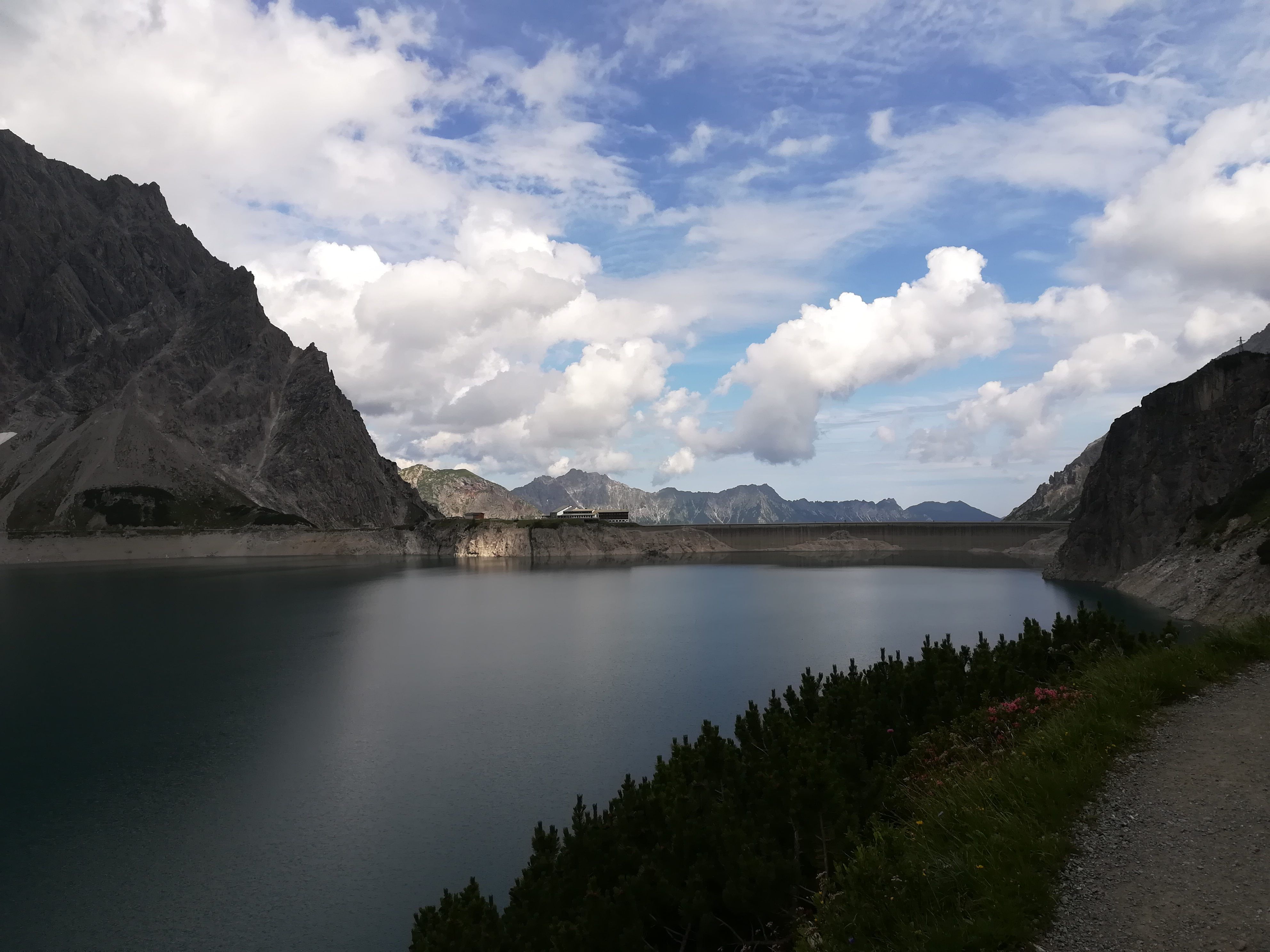 Still und ruhig liegt der Lünersee zwischen dem Seekopf und der Saula Still und ruhig liegt der Lünersee zwischen dem Seekopf und der Saula