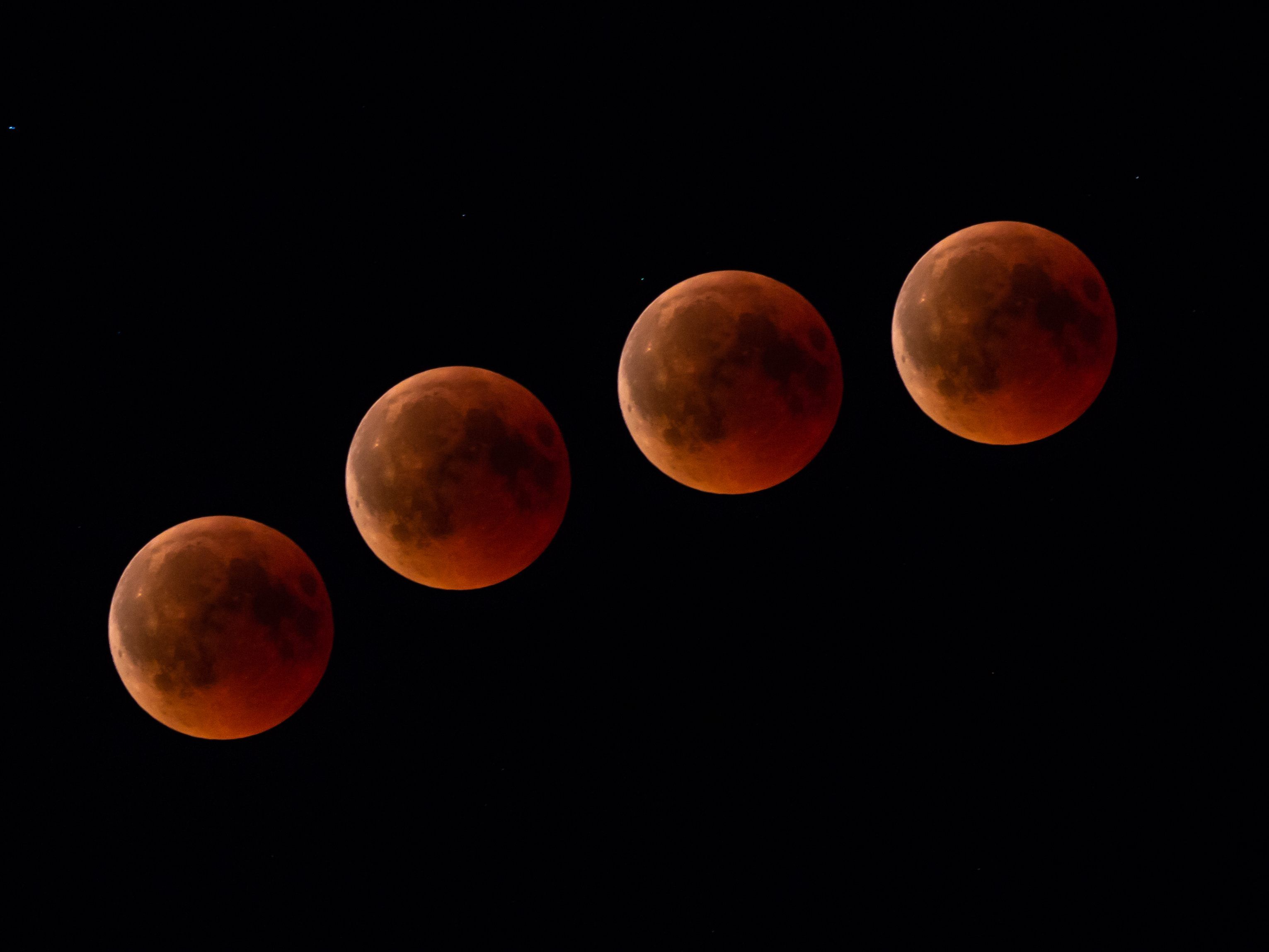 Roter Mond über Feldkirch