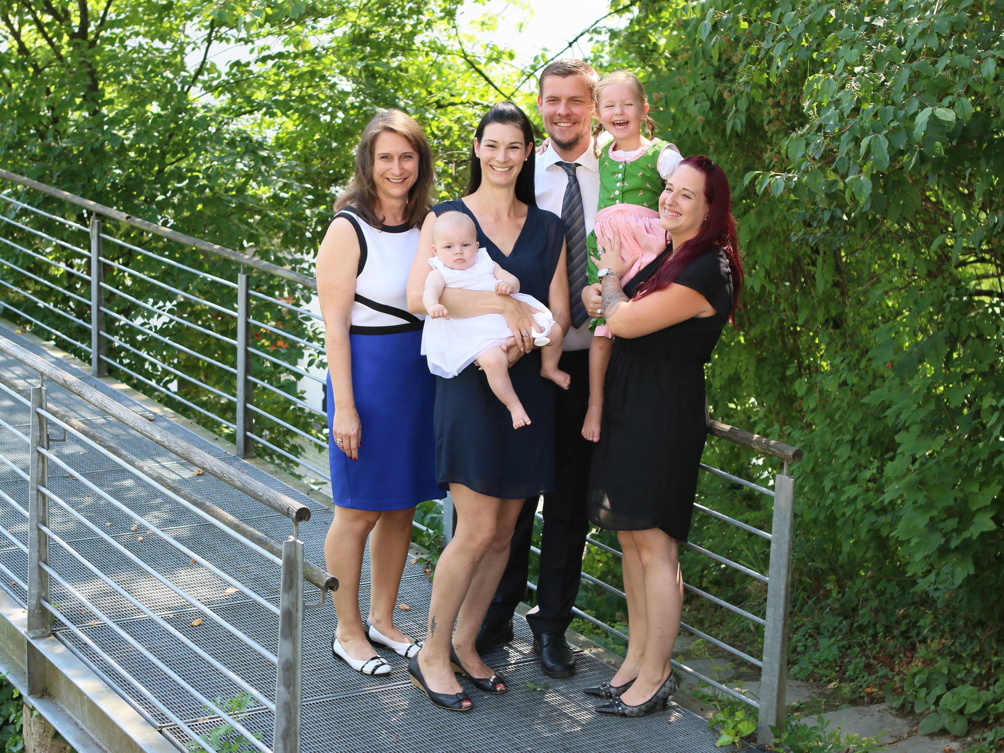 v.l. Gota Sabine Hämmerle, Mama Susanna Süß mit Täufling Luisa, Papa Markus Süß mit Schwester Amelie und Gota Nadine Högger v.l. Gota Sabine Hämmerle, Mama Susanna Süß mit Täufling Luisa, Papa Markus Süß mit Schwester Amelie und Gota Nadine Högger