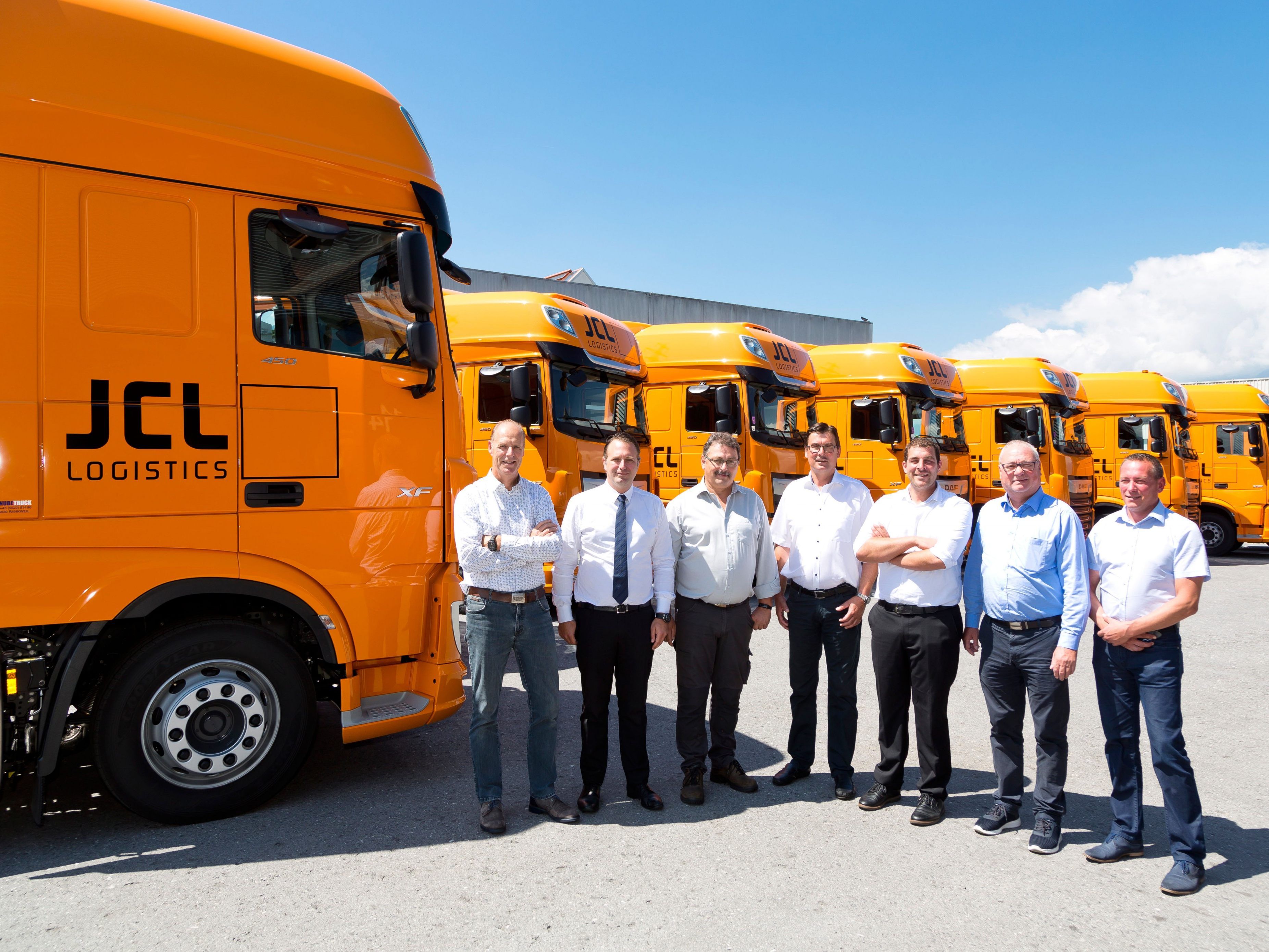 v.l.n.r.: Johann Doensen (DAF Trucks), Stephan Jöbstl (CEO JCL AG), Bruno Bischof, Markus Monz, Alexander Kraxner (alle DanubeTruck), Gerhard Gau (JCL Leiter Road Österreich) und Michael Ocepek (JCL Fuhrparkleiter). v.l.n.r.: Johann Doensen (DAF Trucks), Stephan Jöbstl (CEO JCL AG), Bruno Bischof, Markus Monz, Alexander Kraxner (alle DanubeTruck), Gerhard Gau (JCL Leiter Road Österreich) und Michael Ocepek (JCL Fuhrparkleiter).