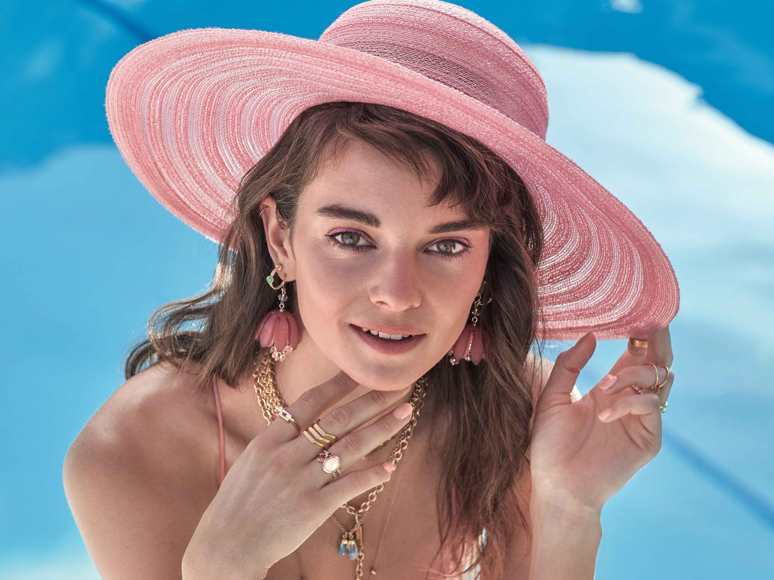 Besonders große Ohrringe können das Sommeroutfit aufpeppen. Besonders große Ohrringe können das Sommeroutfit aufpeppen.