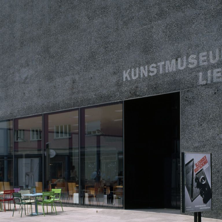 Der Kubus mit zart reflektierender Fassade setzt nach außen einen kraftvollen Akzent