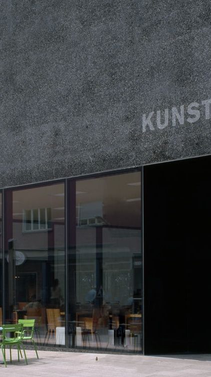 Der Kubus mit zart reflektierender Fassade setzt nach außen einen kraftvollen Akzent